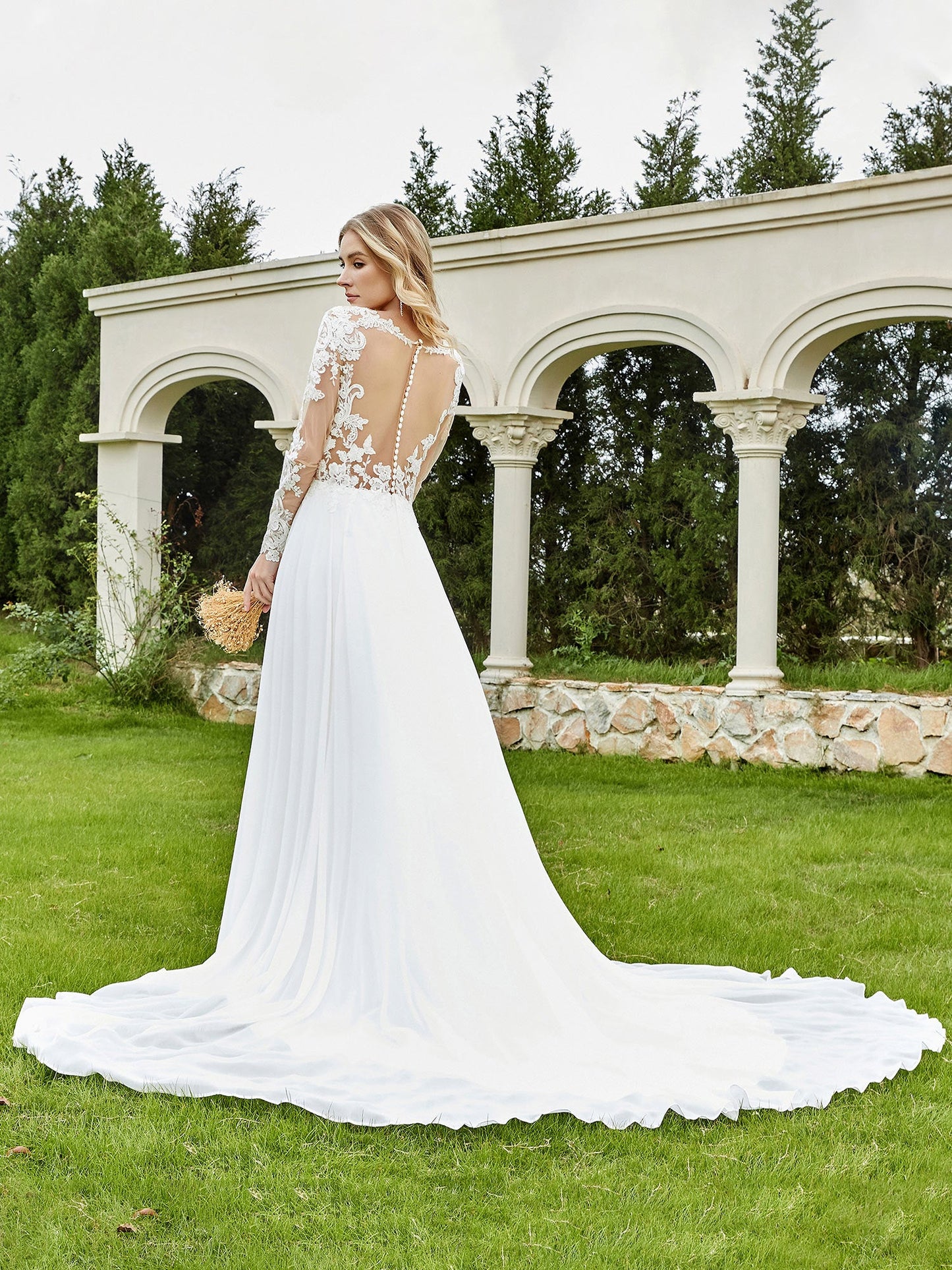 Vestido de Novia con Escote en V Profundo y Cola de Capilla con Botones Marfil