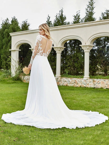Vestido de Novia con Escote en V Profundo y Cola de Capilla con Botones Marfil