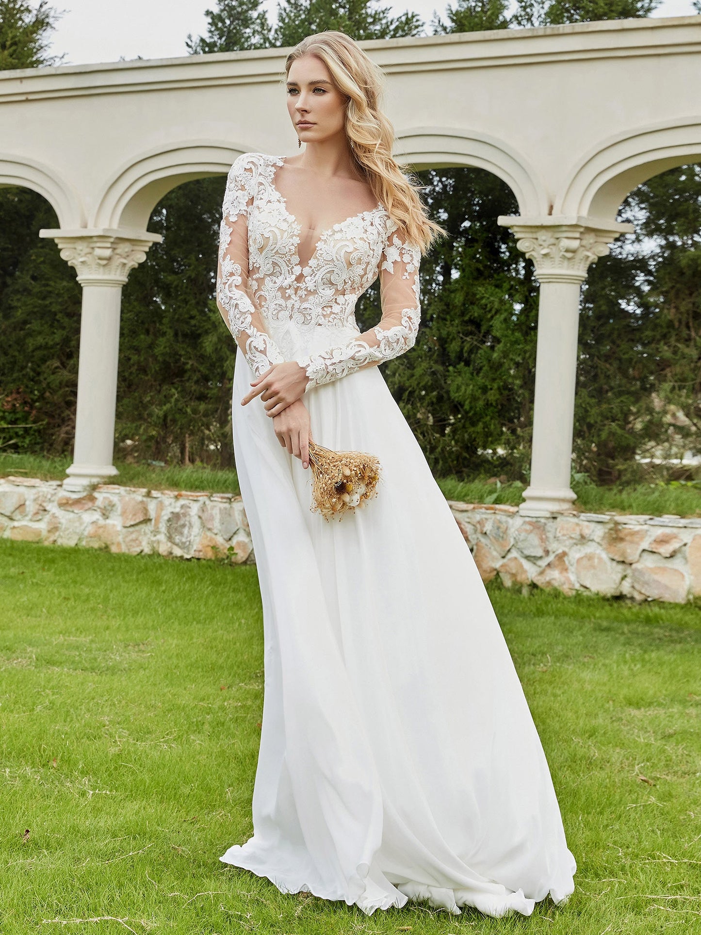 Vestido de Novia con Escote en V Profundo y Cola de Capilla con Botones Marfil