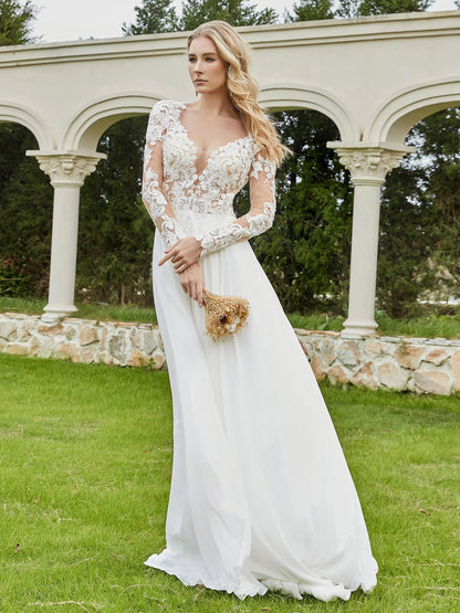 Vestido de Novia con Escote en V Profundo y Cola de Capilla con Botones Marfil