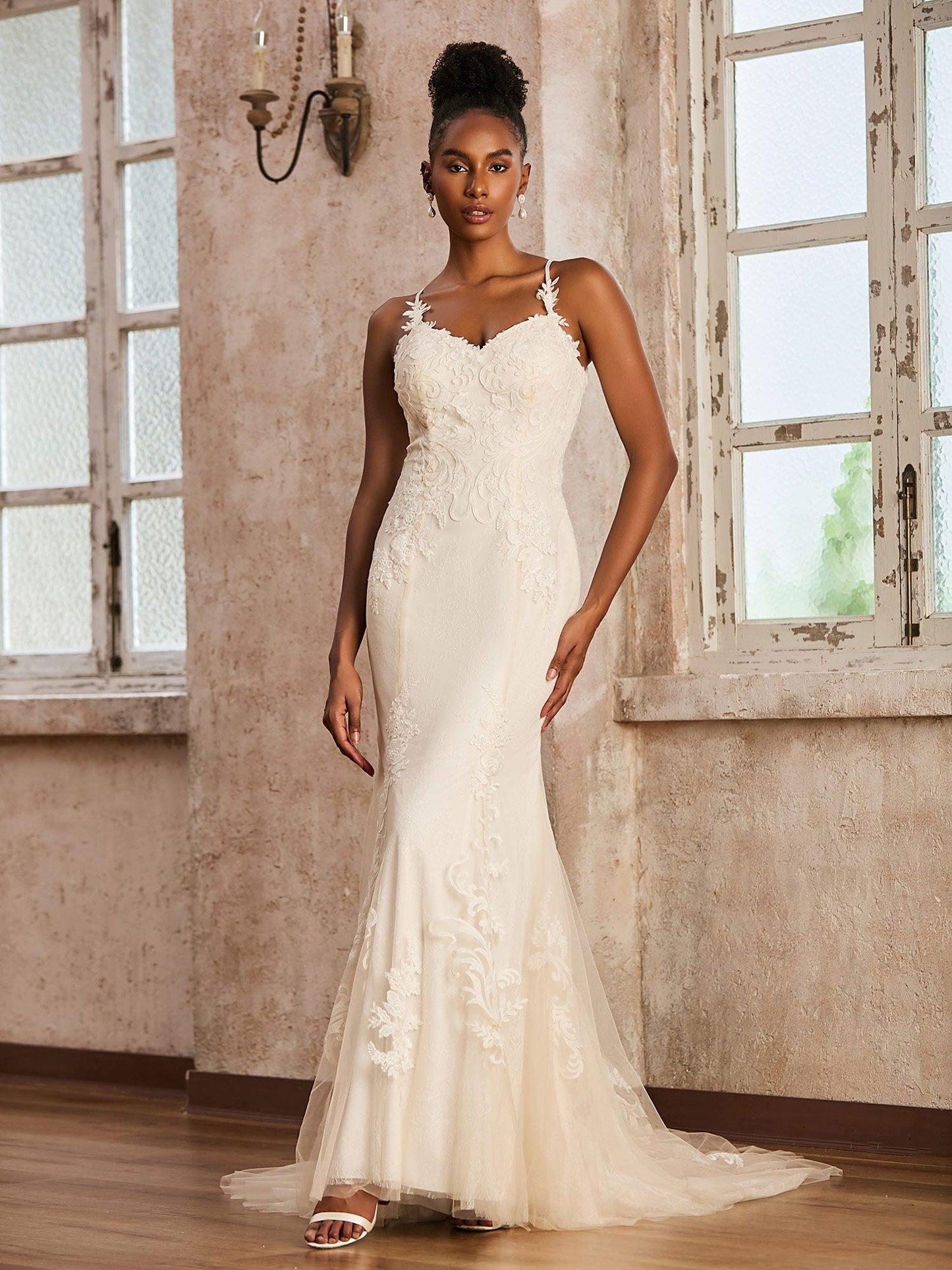 Vestido de Novia de Encaje con Escote Corazón y Cola Barrida en Color Marfil