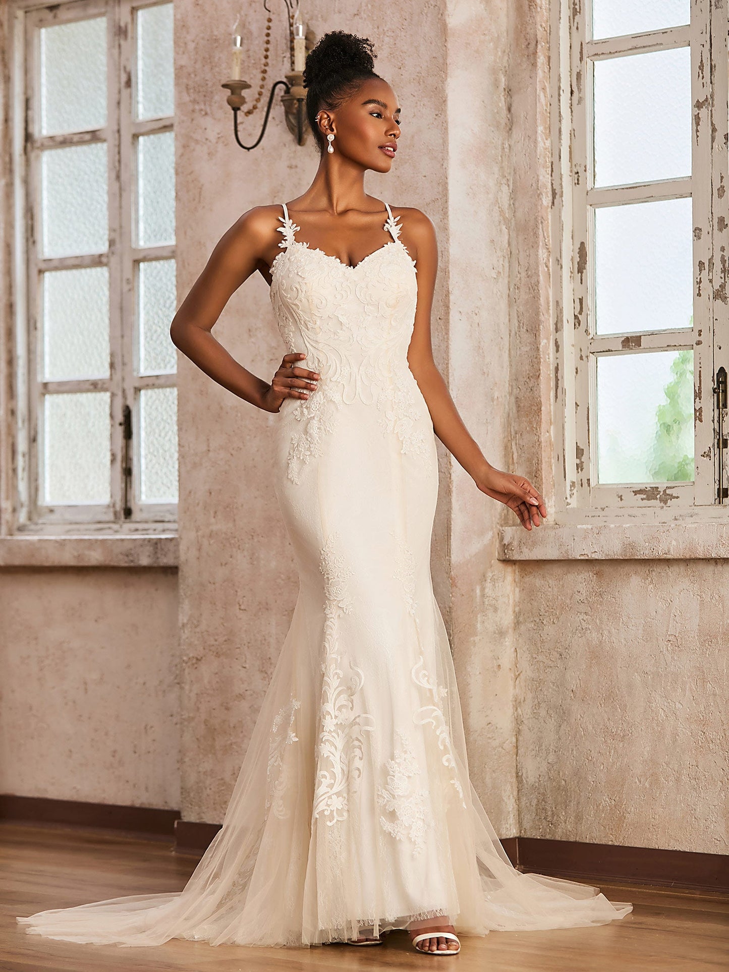 Vestido de Novia de Encaje con Escote Corazón y Cola Barrida en Color Marfil