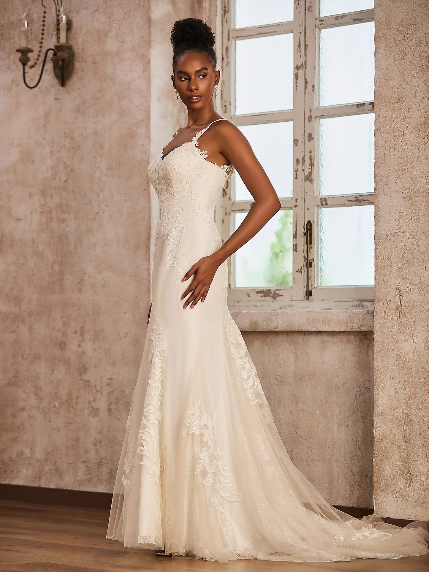 Vestido de Novia de Encaje con Escote Corazón y Cola Barrida en Color Marfil