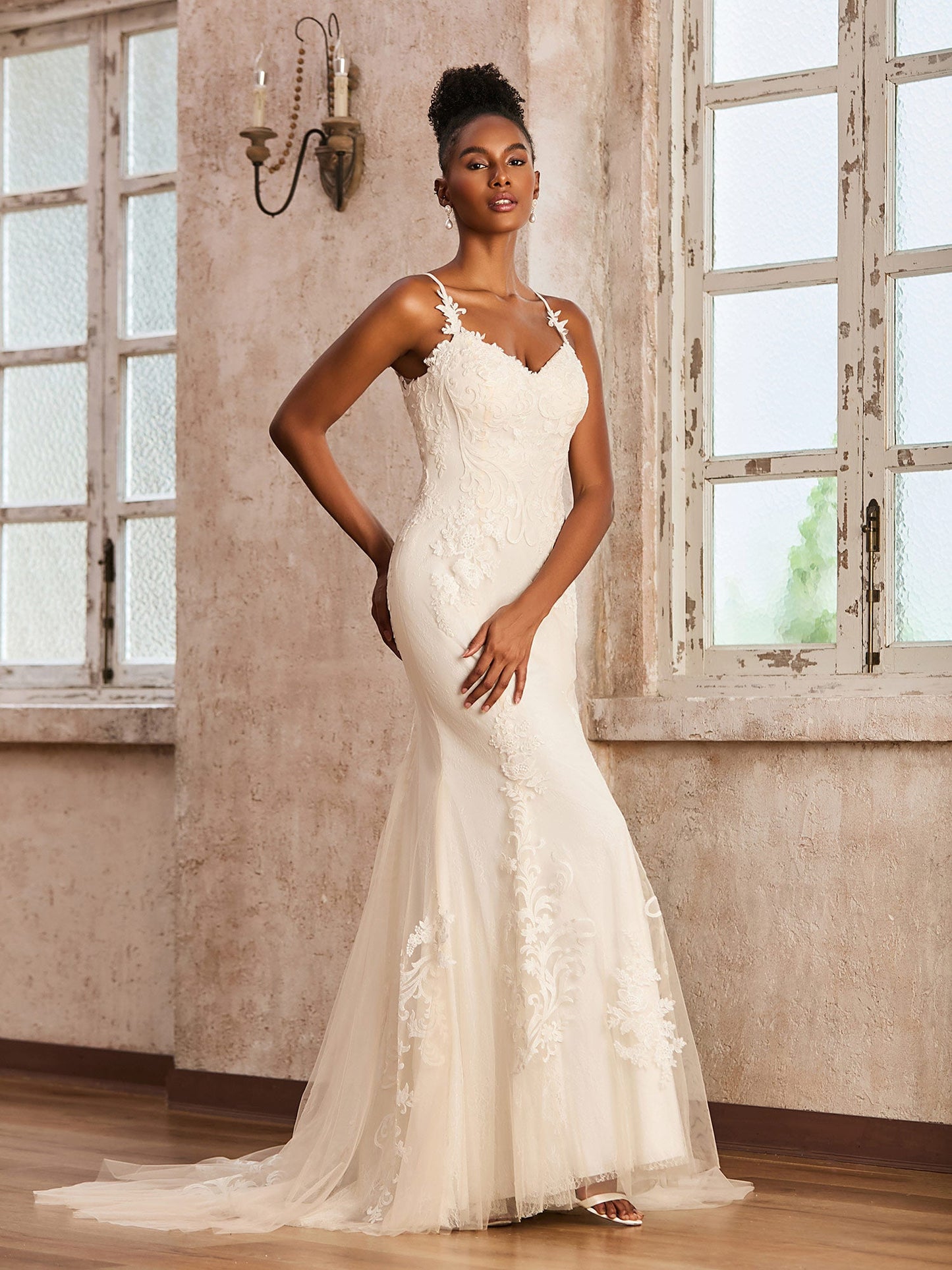 Vestido de Novia de Encaje con Escote Corazón y Cola Barrida en Color Marfil