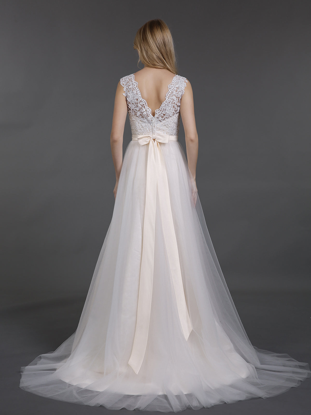 Vestido de Novia de Playa Marfil con Collar en V de Encaje y Tul