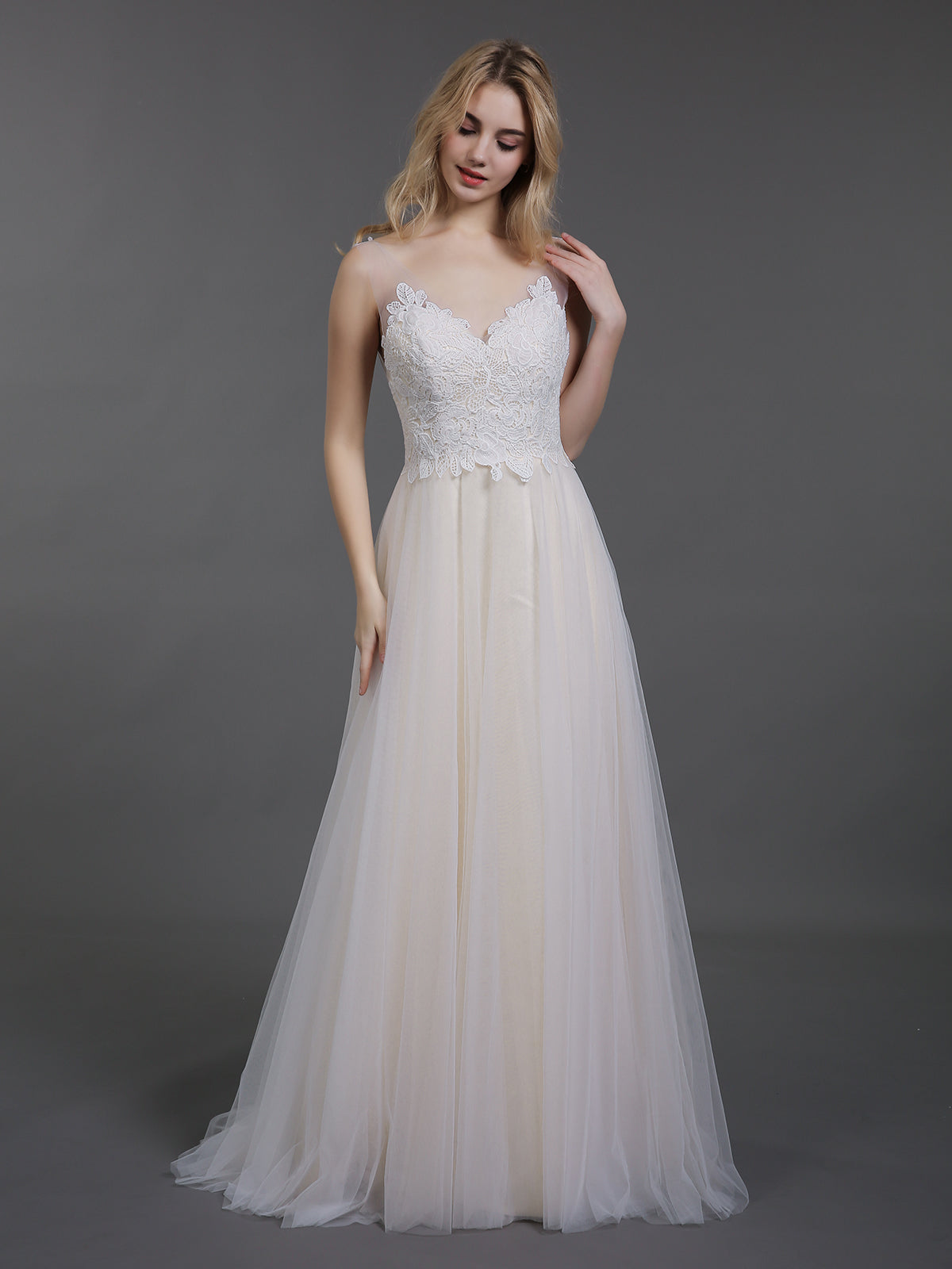 Vestido de Novia de Tul con Corsé de Encaje y Cola Barrida en Color Champagne