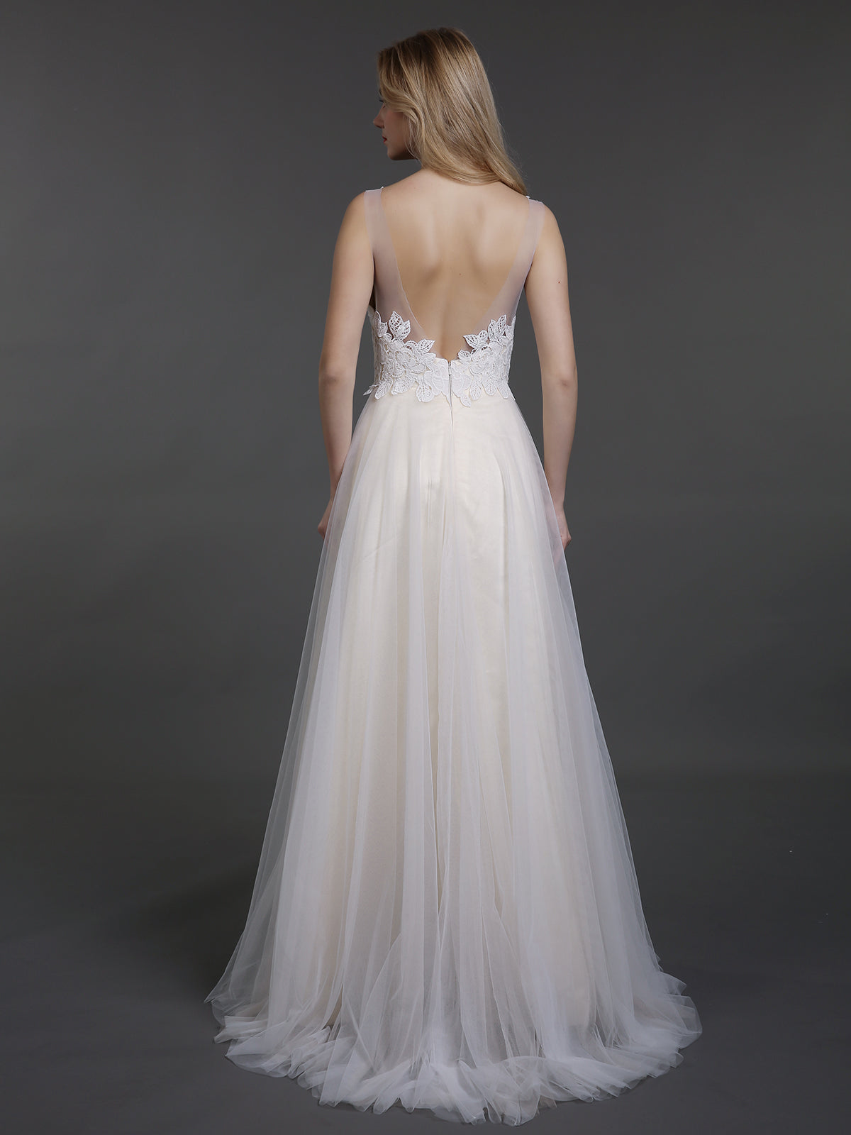 Vestido de Novia de Tul con Corsé de Encaje y Cola Barrida en Color Champagne