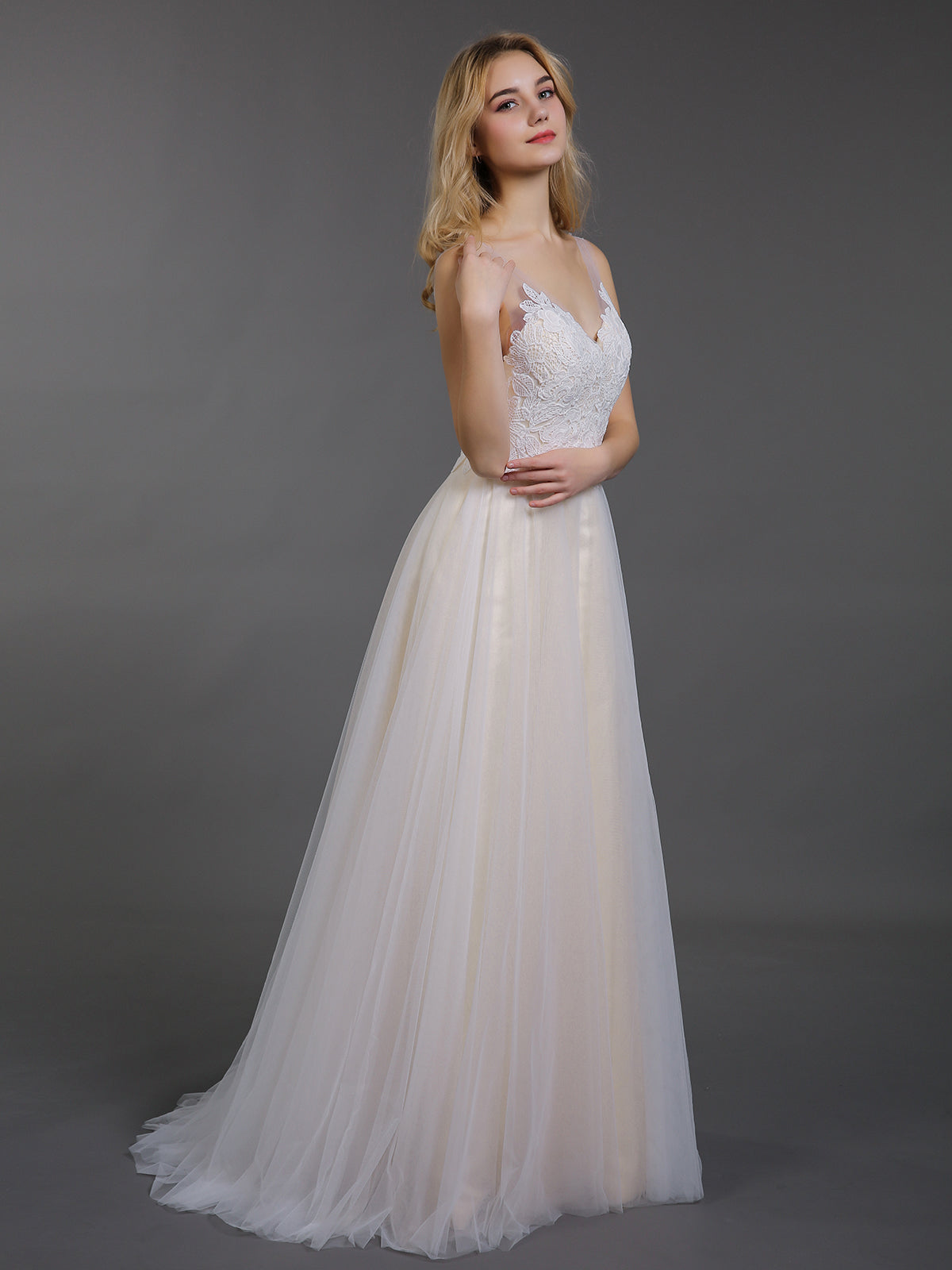 Vestido de Novia de Tul con Corsé de Encaje y Cola Barrida en Color Champagne