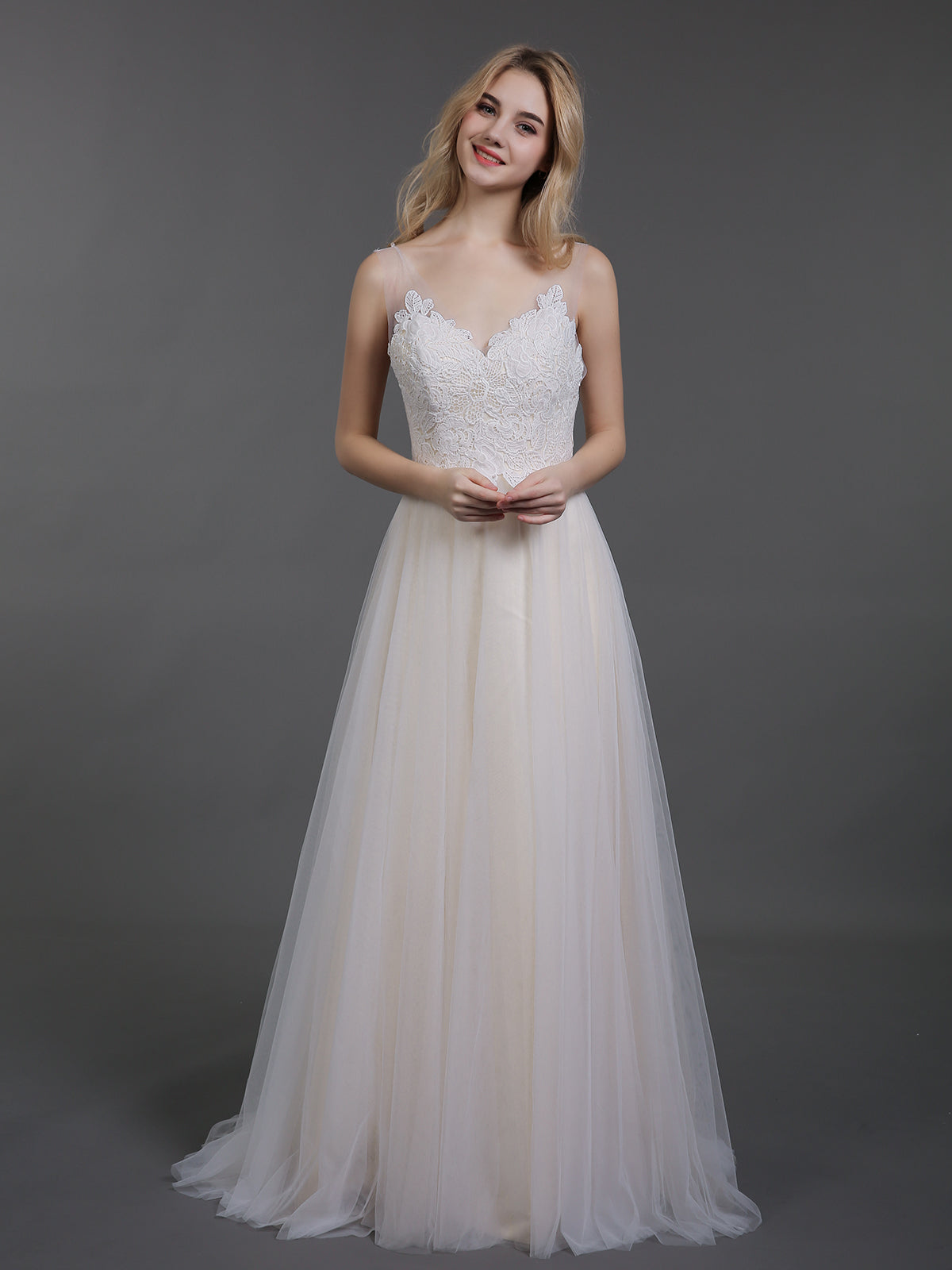 Vestido de Novia de Tul con Corsé de Encaje y Cola Barrida en Color Champagne