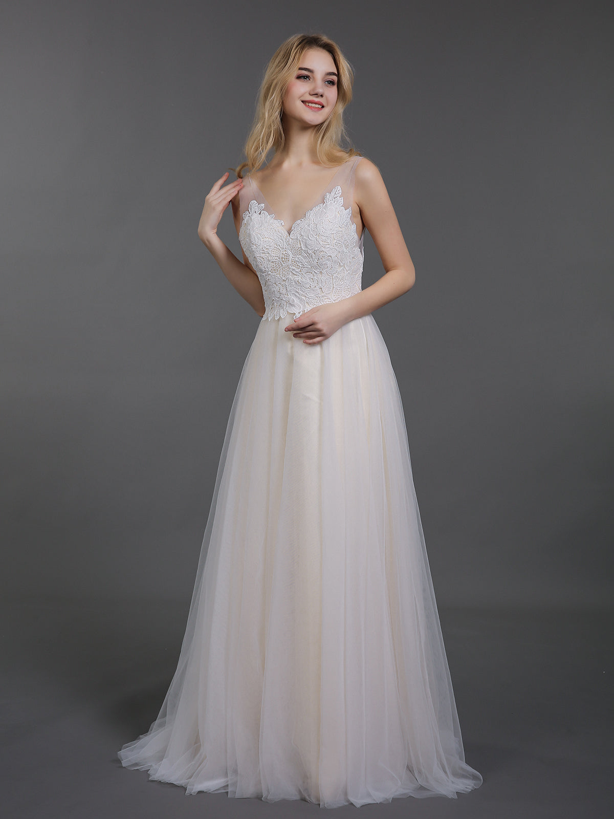 Vestido de Novia de Tul con Corsé de Encaje y Cola Barrida en Color Champagne
