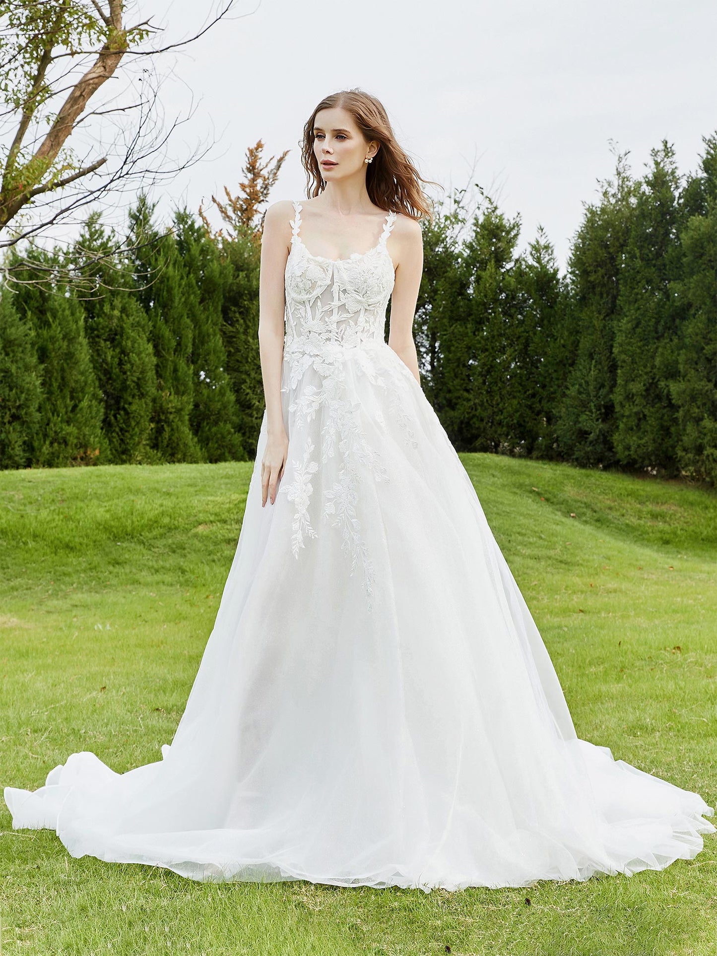 Vestido de Novia de Tul Marfil con Tirantes Espagueti y Cola de Capilla