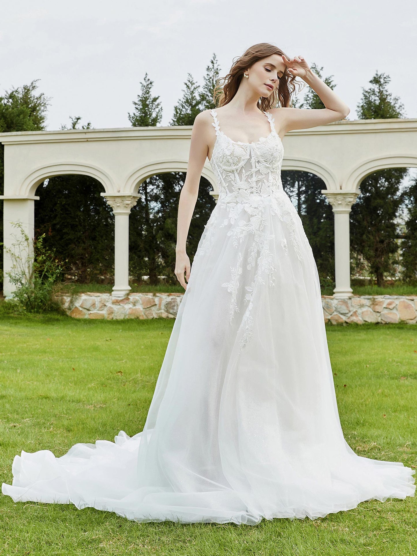 Vestido de Novia de Tul Marfil con Tirantes Espagueti y Cola de Capilla