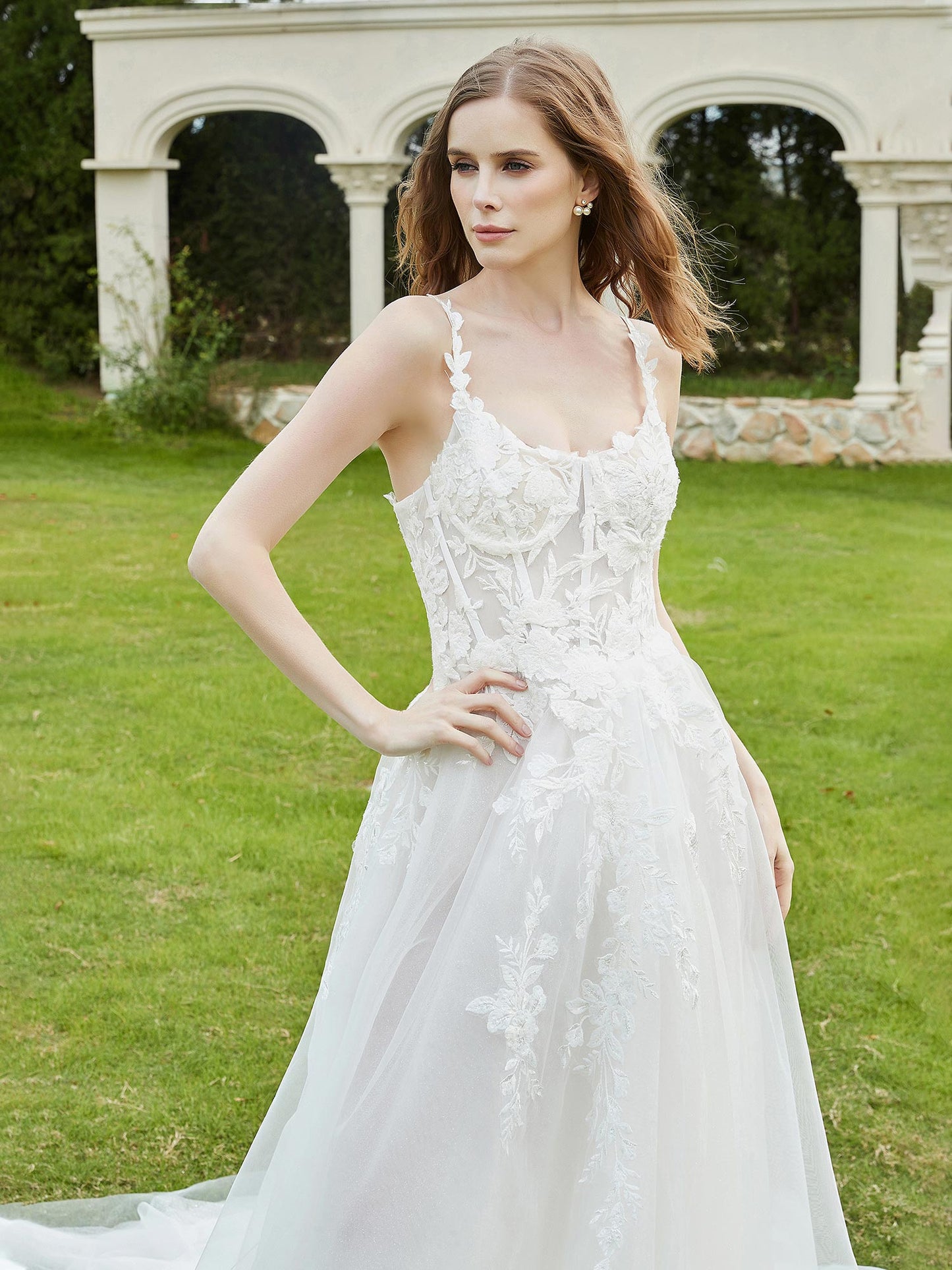 Vestido de Novia de Tul Marfil con Tirantes Espagueti y Cola de Capilla