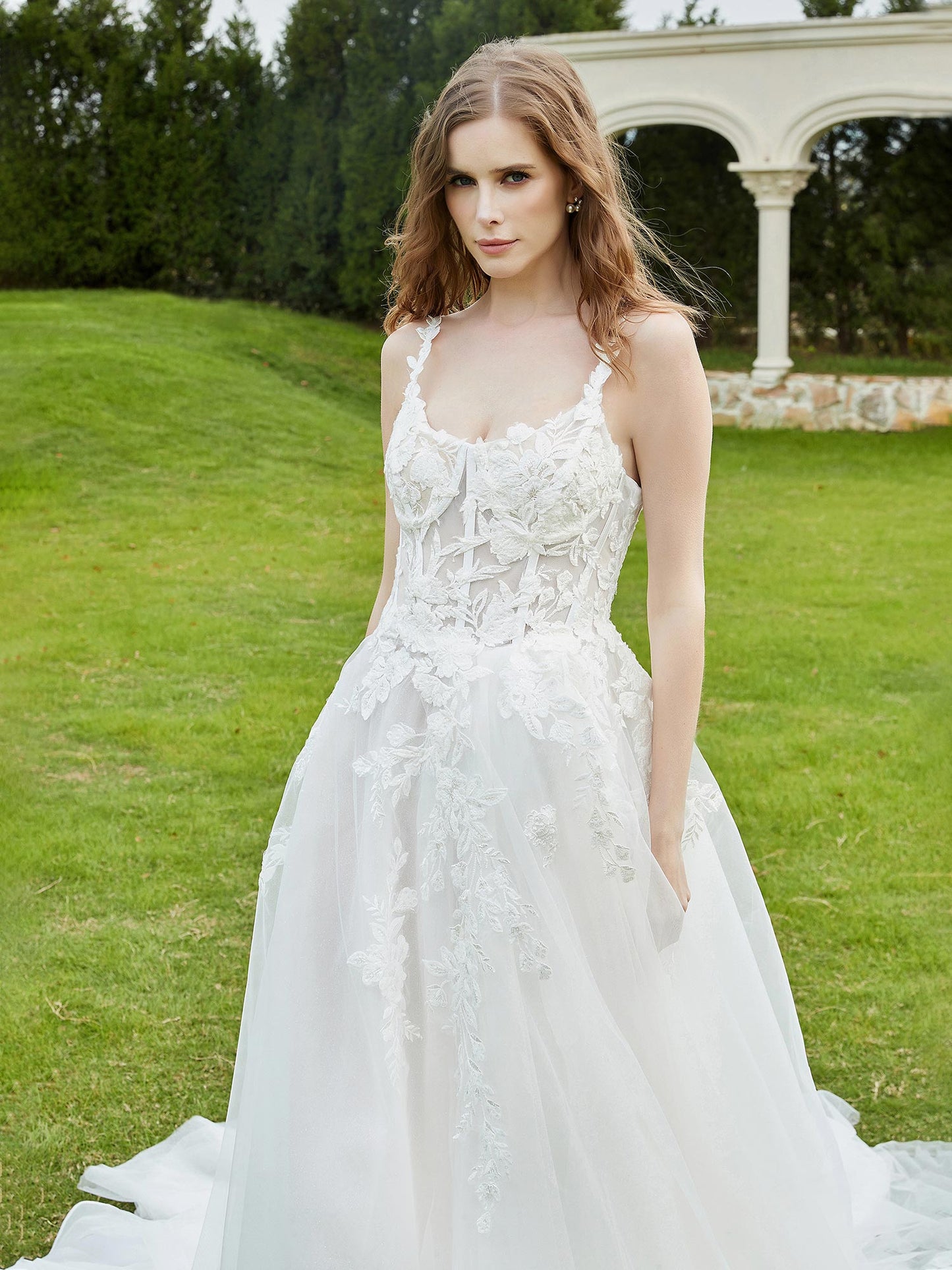 Vestido de Novia de Tul Marfil con Tirantes Espagueti y Cola de Capilla