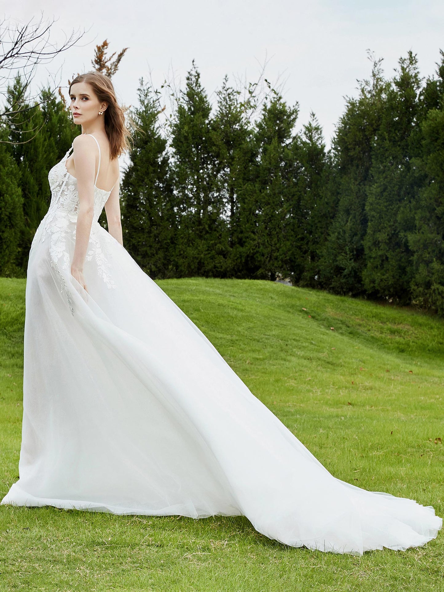 Vestido de Novia de Tul Marfil con Tirantes Espagueti y Cola de Capilla