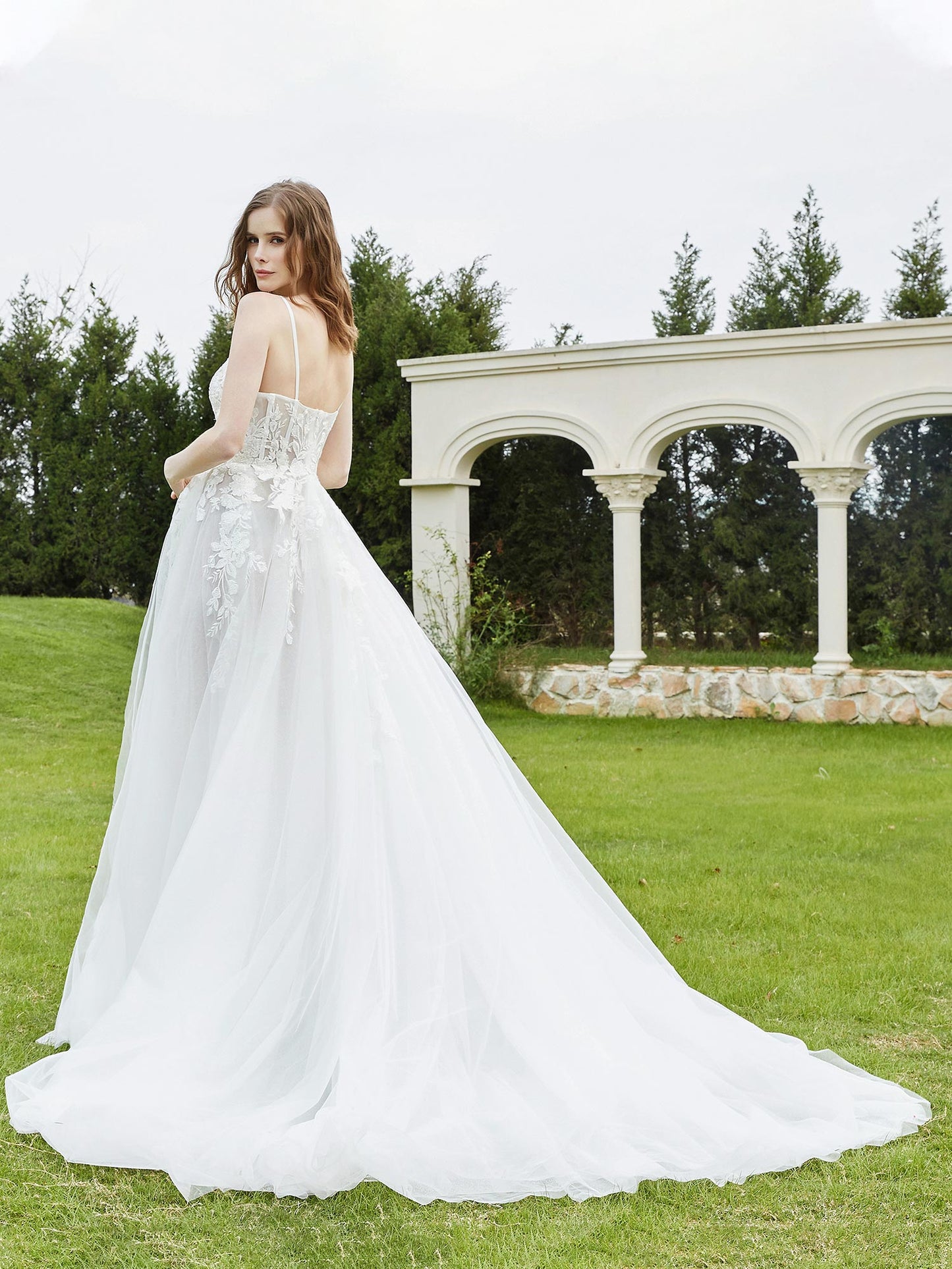 Vestido de Novia de Tul Marfil con Tirantes Espagueti y Cola de Capilla