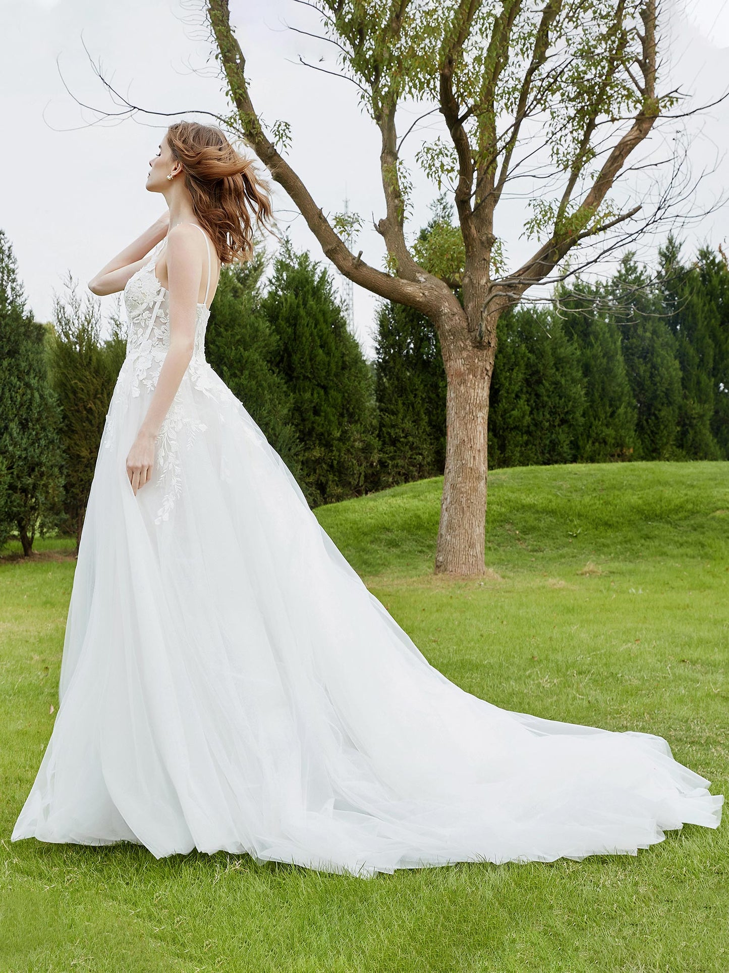 Vestido de Novia de Tul Marfil con Tirantes Espagueti y Cola de Capilla