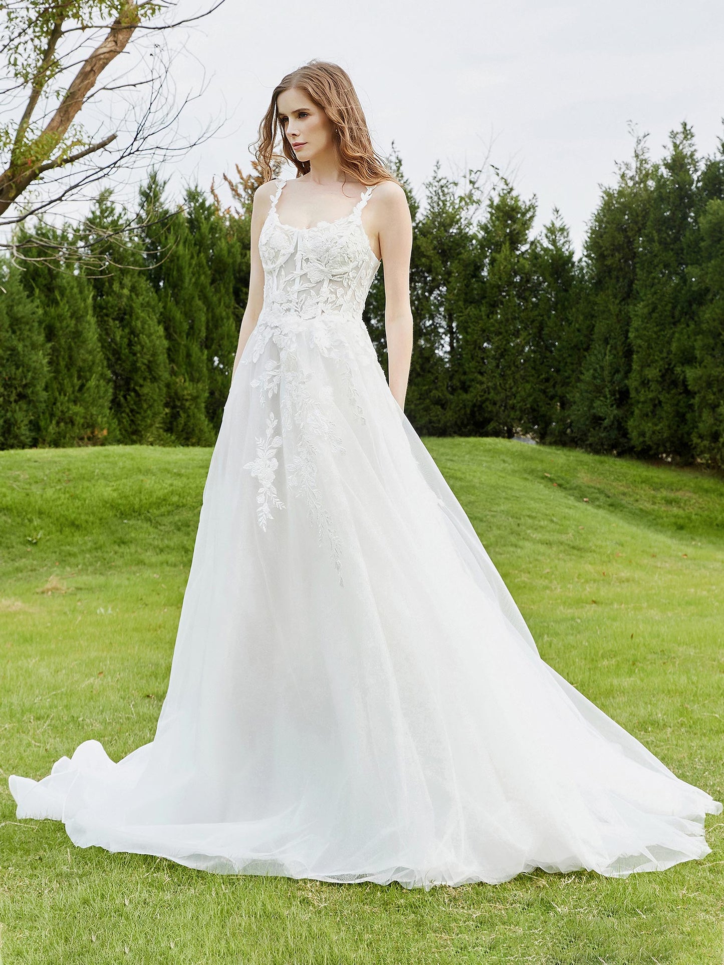 Vestido de Novia de Tul Marfil con Tirantes Espagueti y Cola de Capilla