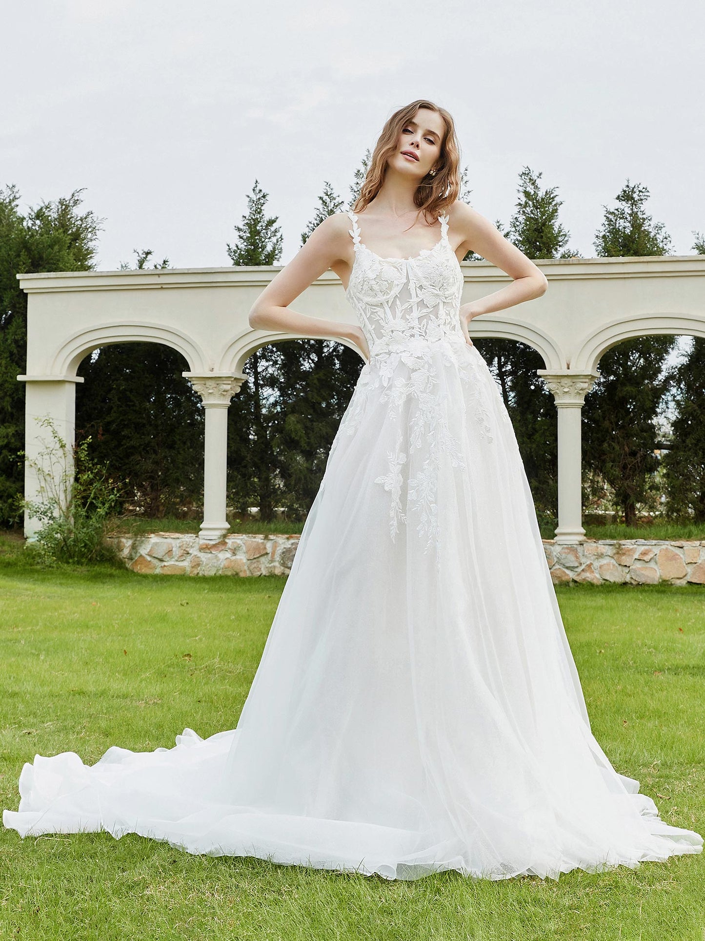 Vestido de Novia de Tul Marfil con Tirantes Espagueti y Cola de Capilla