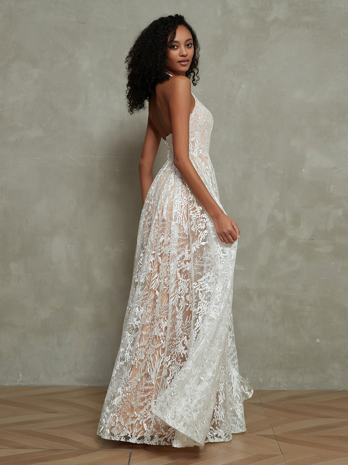 Vestido de Novia de Encaje Nude Ivoire con Escote Halter y Longitud Hasta el Suelo - Estilo de la Imagen