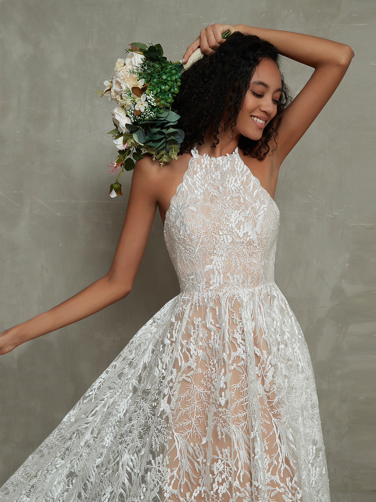 Vestido de Novia de Encaje Nude Ivoire con Escote Halter y Longitud Hasta el Suelo - Estilo de la Imagen