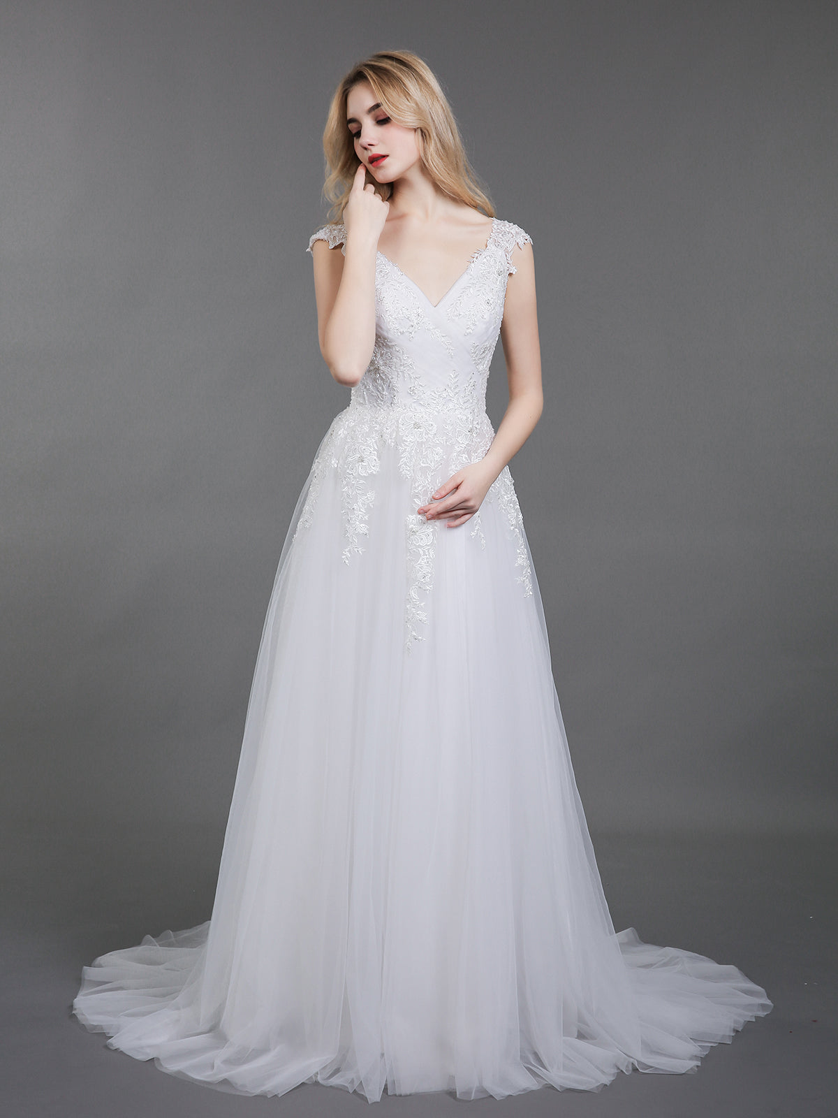 Dos Vestidos de Novia de Tul con Espalda Abierta en Color Marfil