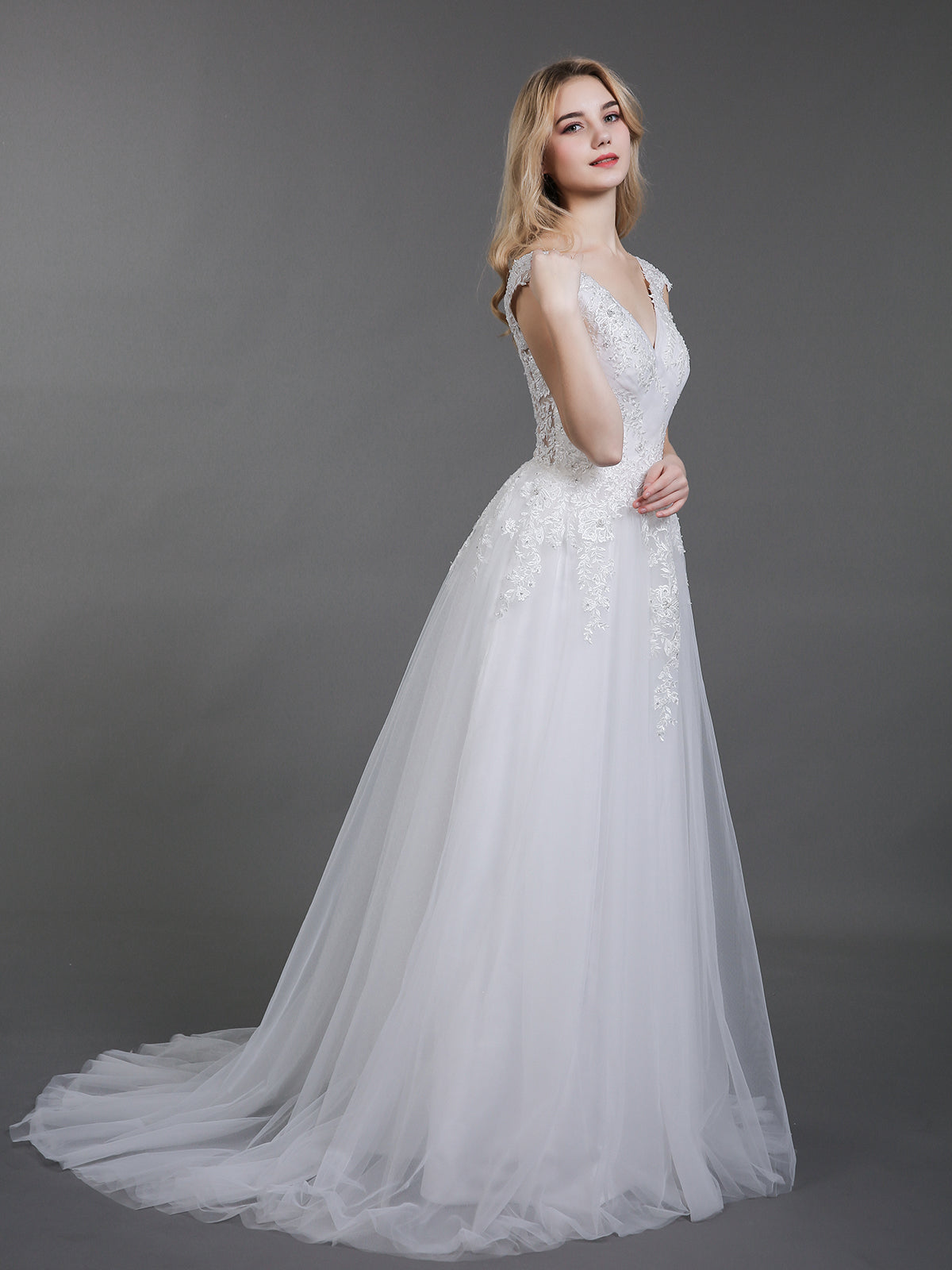 Dos Vestidos de Novia de Tul con Espalda Abierta en Color Marfil