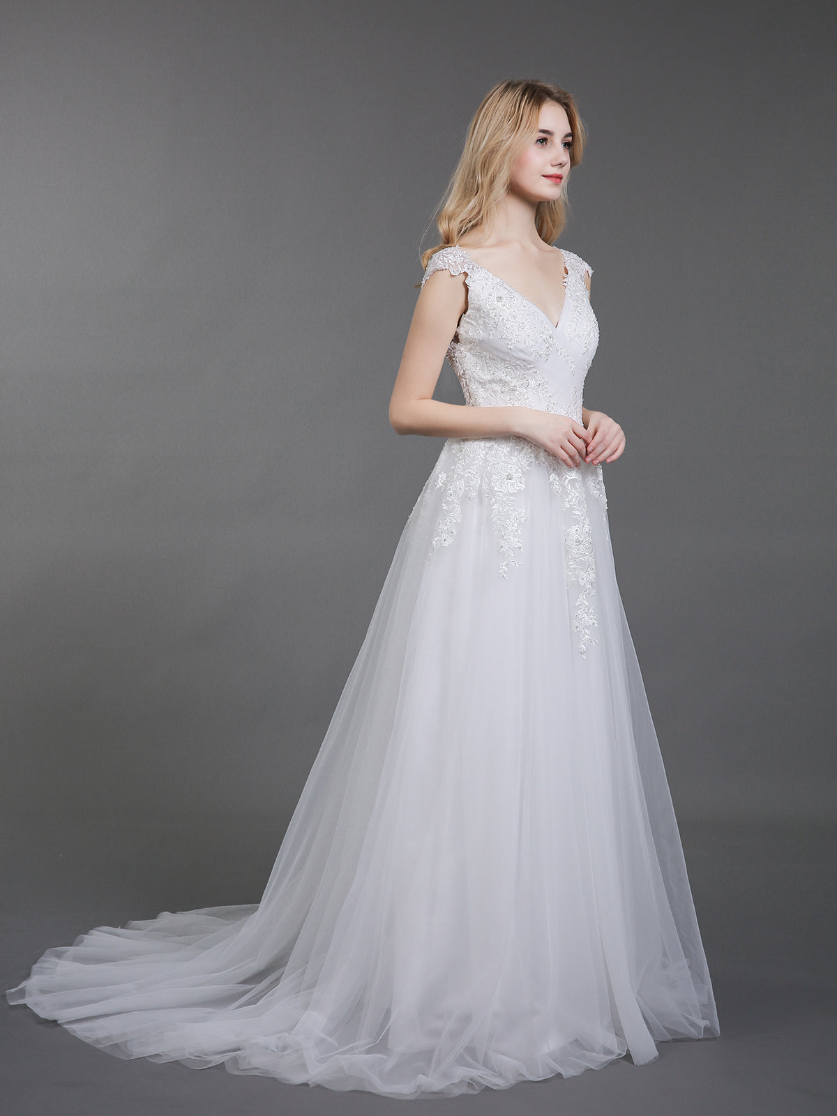 Dos Vestidos de Novia de Tul con Espalda Abierta en Color Marfil