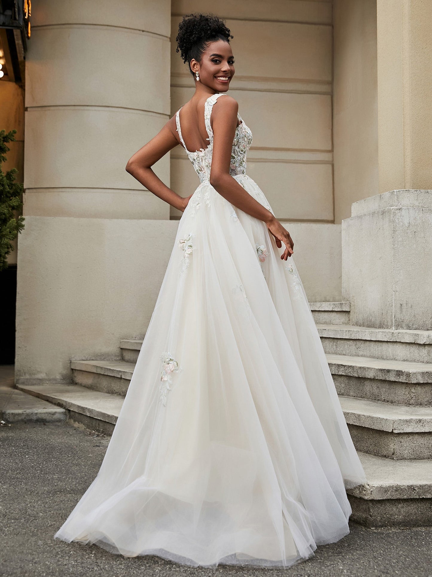 Vestido de Novia Floral en Tul con Escote en V - Estilo Similar a la Imagen