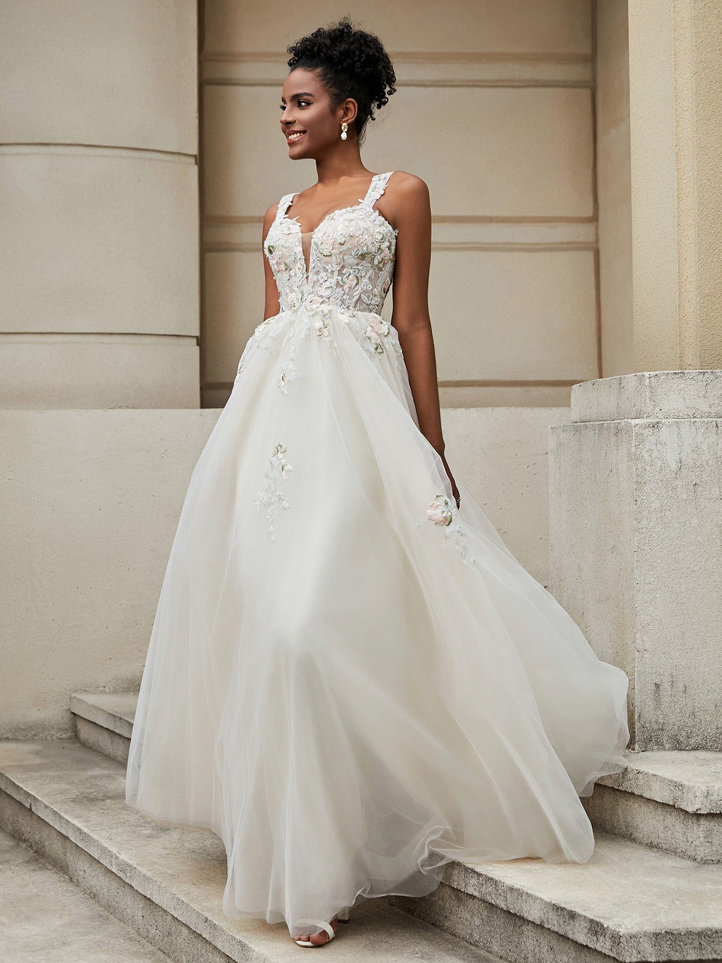 Vestido de Novia Floral en Tul con Escote en V - Estilo Similar a la Imagen