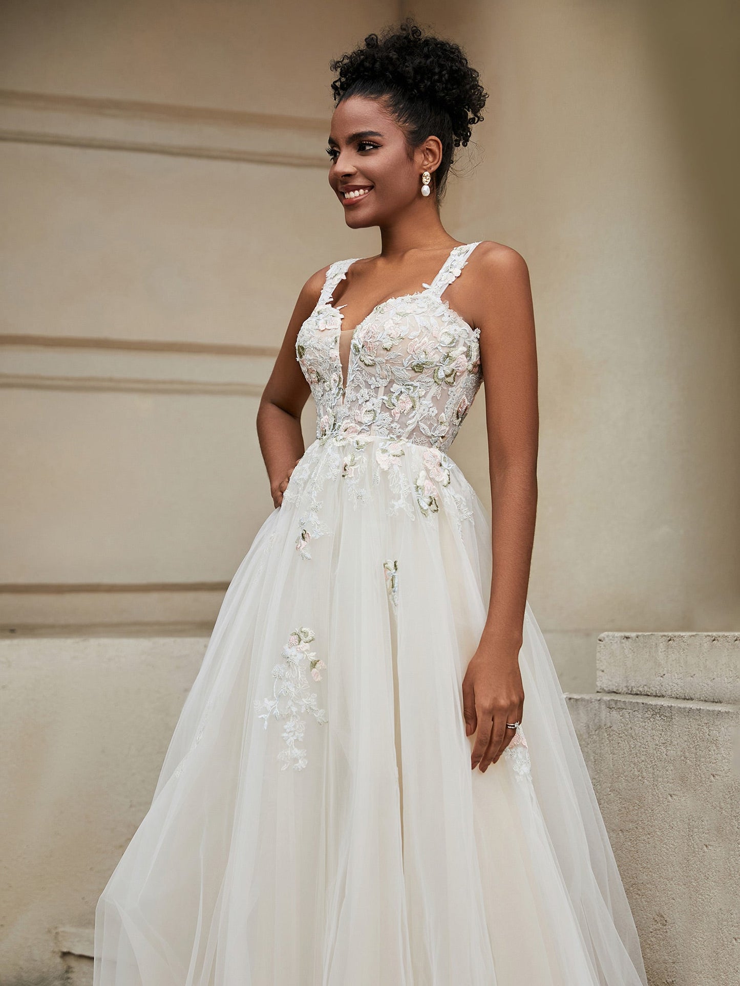 Vestido de Novia Floral en Tul con Escote en V - Estilo Similar a la Imagen