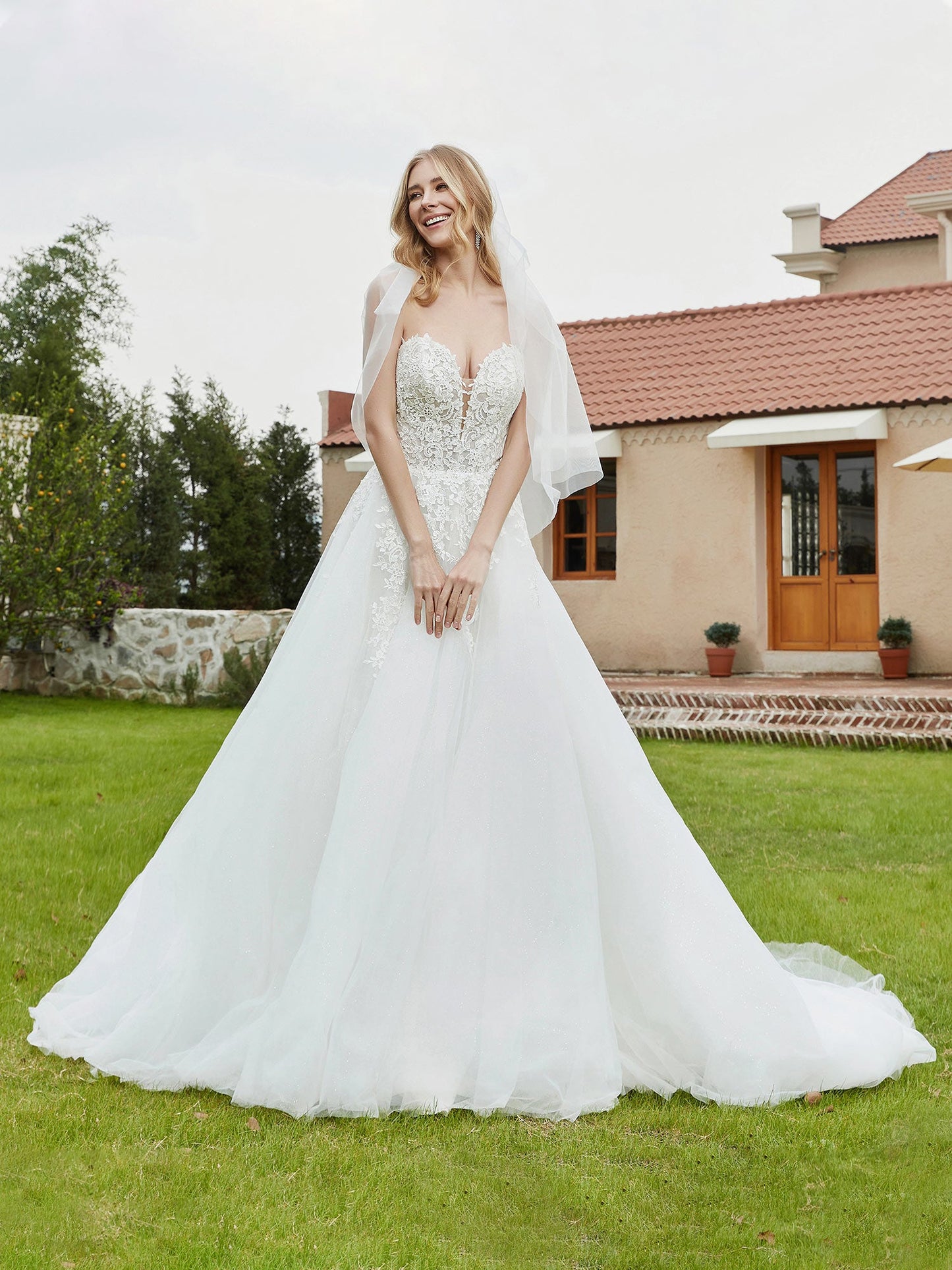 Vestido de Novia Sin Mangas de Encaje con Escote Corazón en Color Marfil