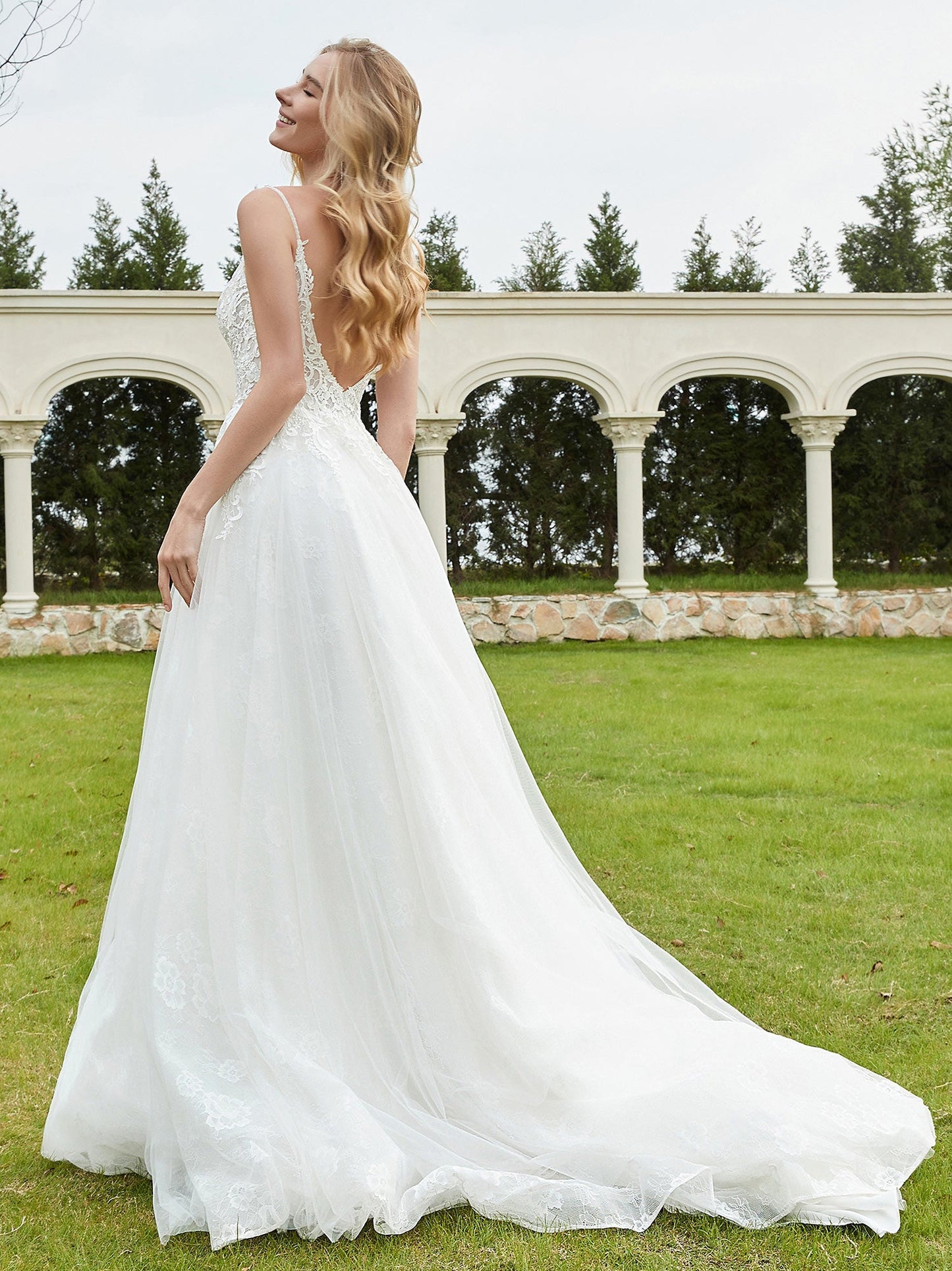 Vestido de Novia de Encaje Marfil con Escote en V Profundo