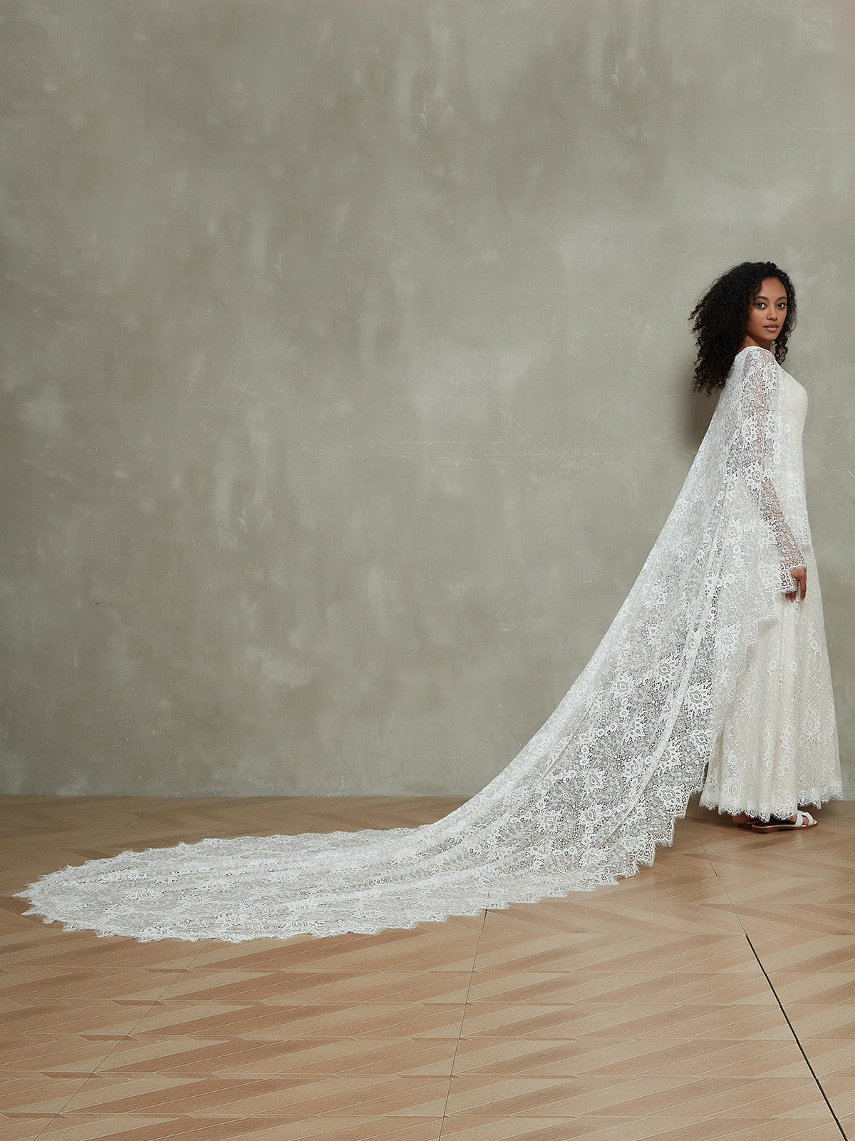 Vestidos de Novia de Encaje con Escote en V Profundo y Chal Incluido