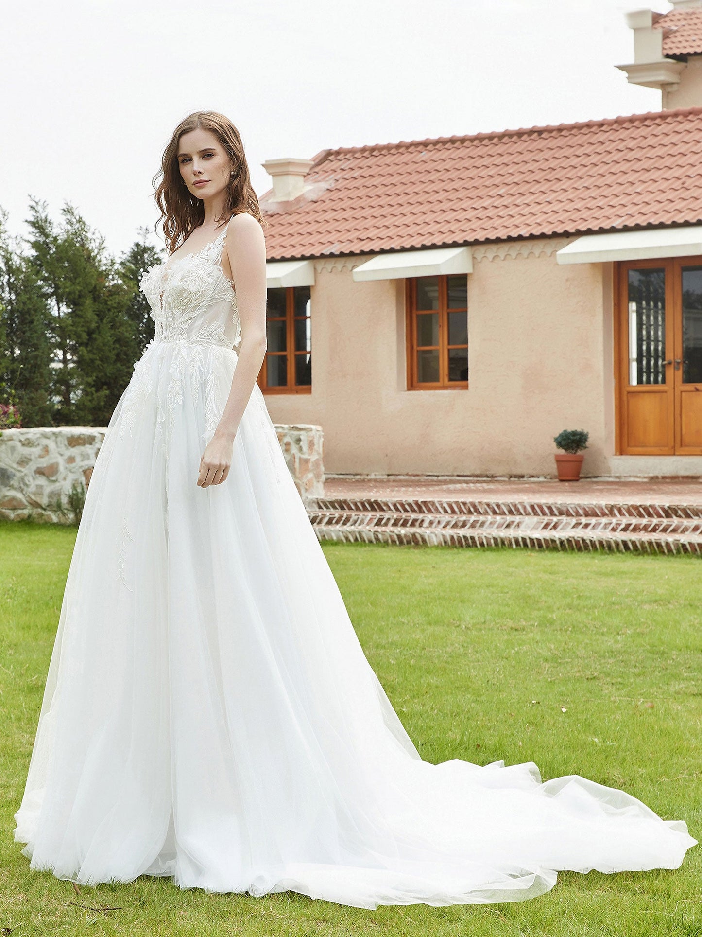 Vestido de Novia con Encaje y Escote Ilusión en Color Marfil