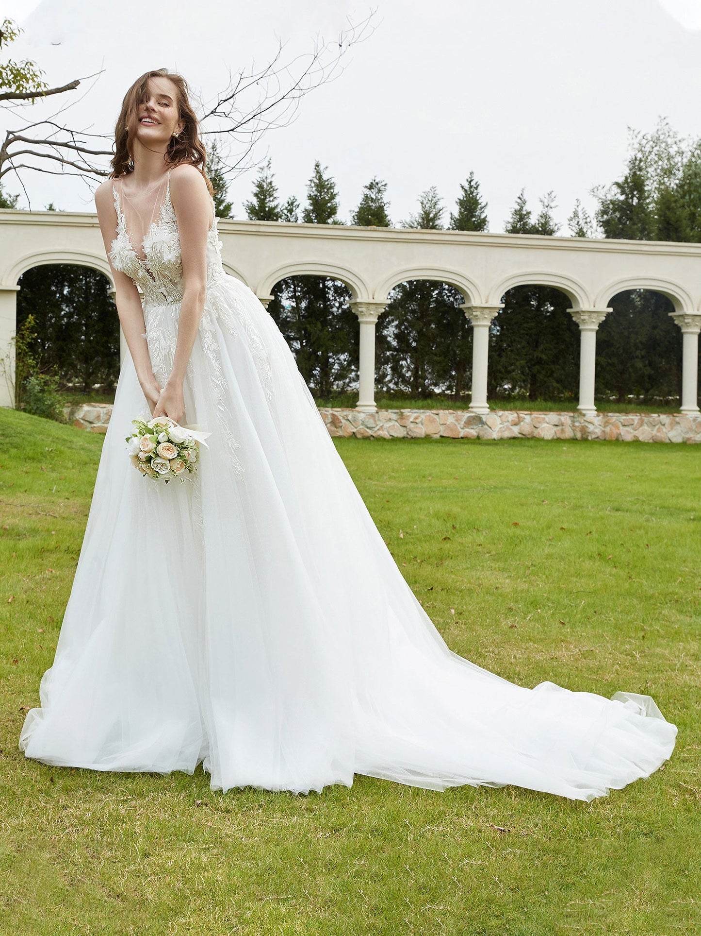 Vestido de Novia con Encaje y Escote Ilusión en Color Marfil