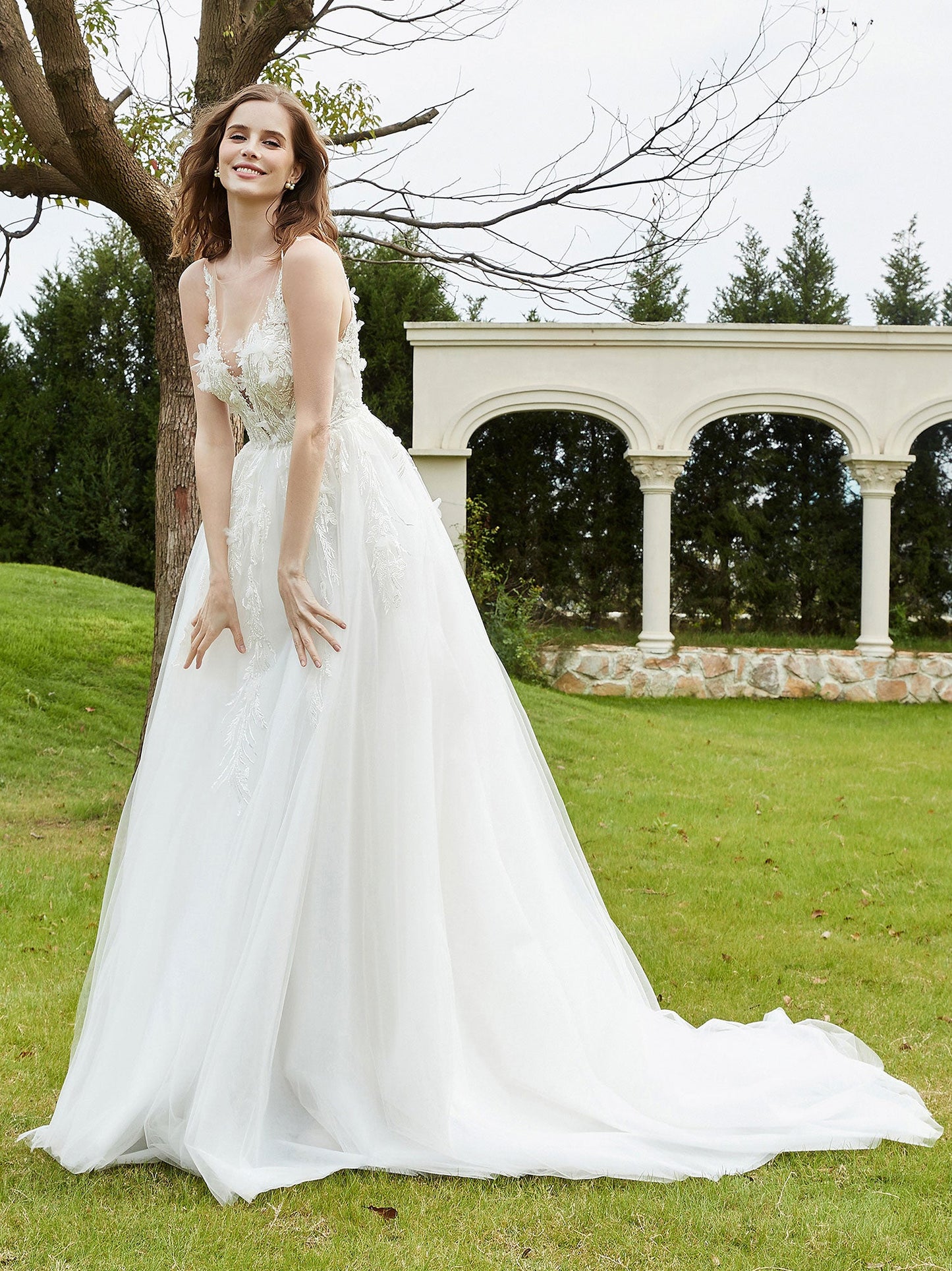 Vestido de Novia con Encaje y Escote Ilusión en Color Marfil