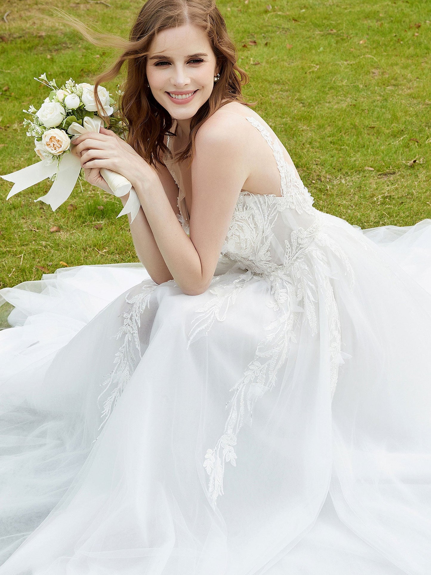Vestido de Novia con Encaje y Escote Ilusión en Color Marfil