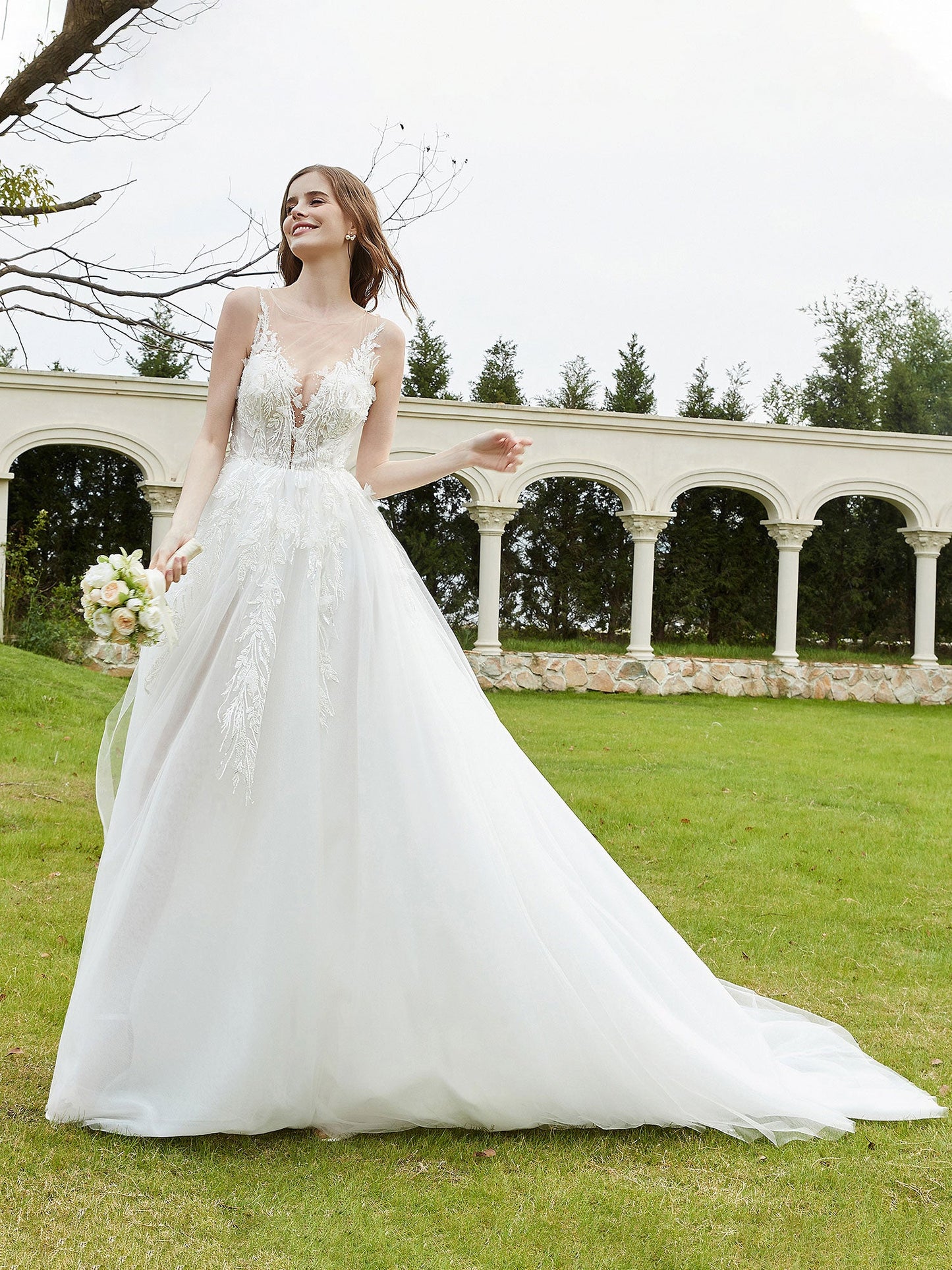 Vestido de Novia con Encaje y Escote Ilusión en Color Marfil