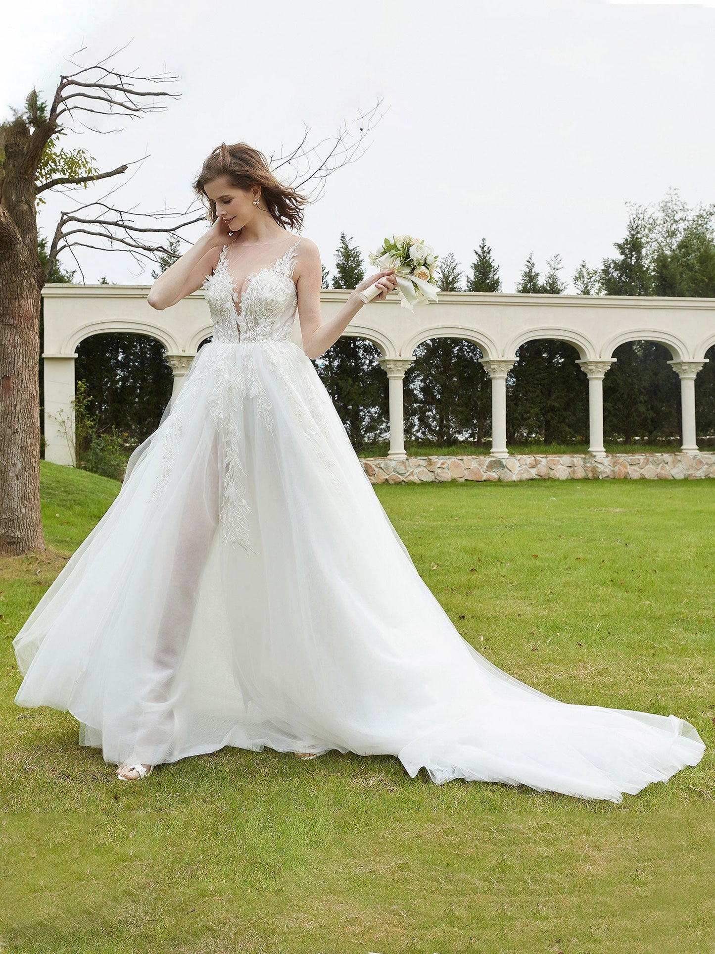 Vestido de Novia con Encaje y Escote Ilusión en Color Marfil