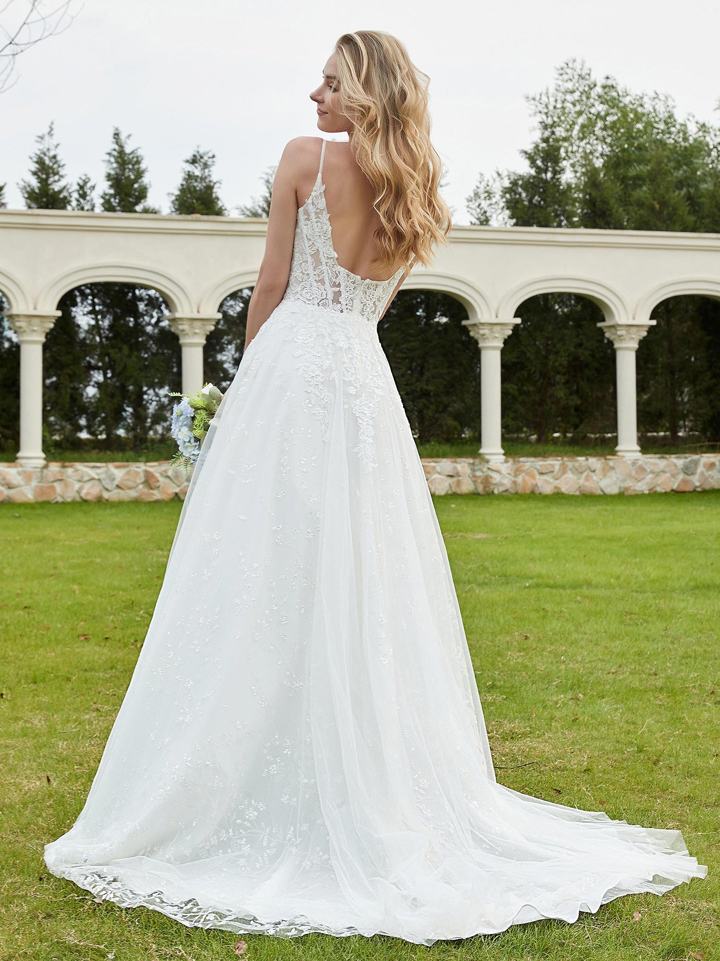 Vestido de Novia A-line con Escote en V y Cola Barrida en Color Marfil