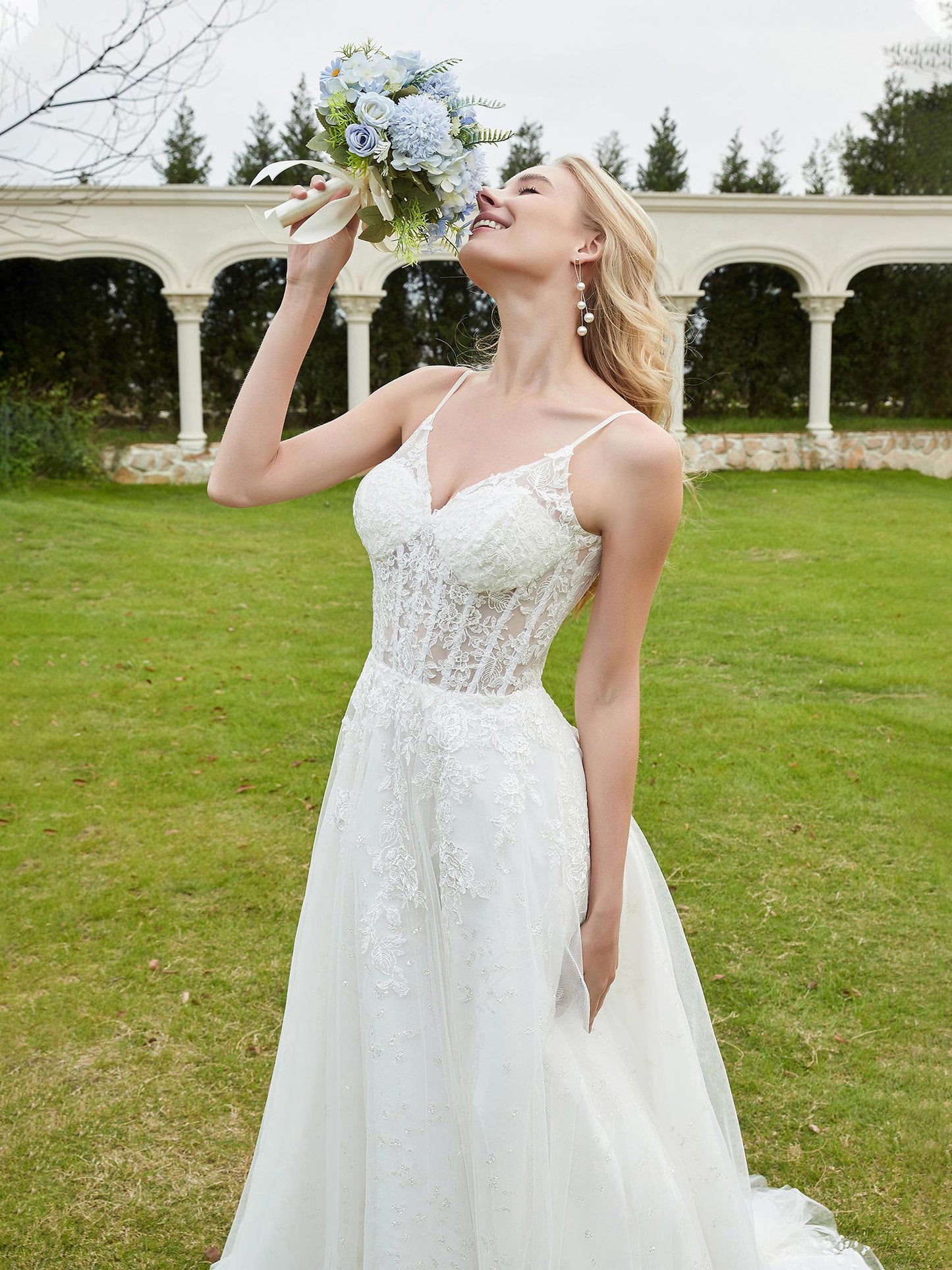 Vestido de Novia A-line con Escote en V y Cola Barrida en Color Marfil