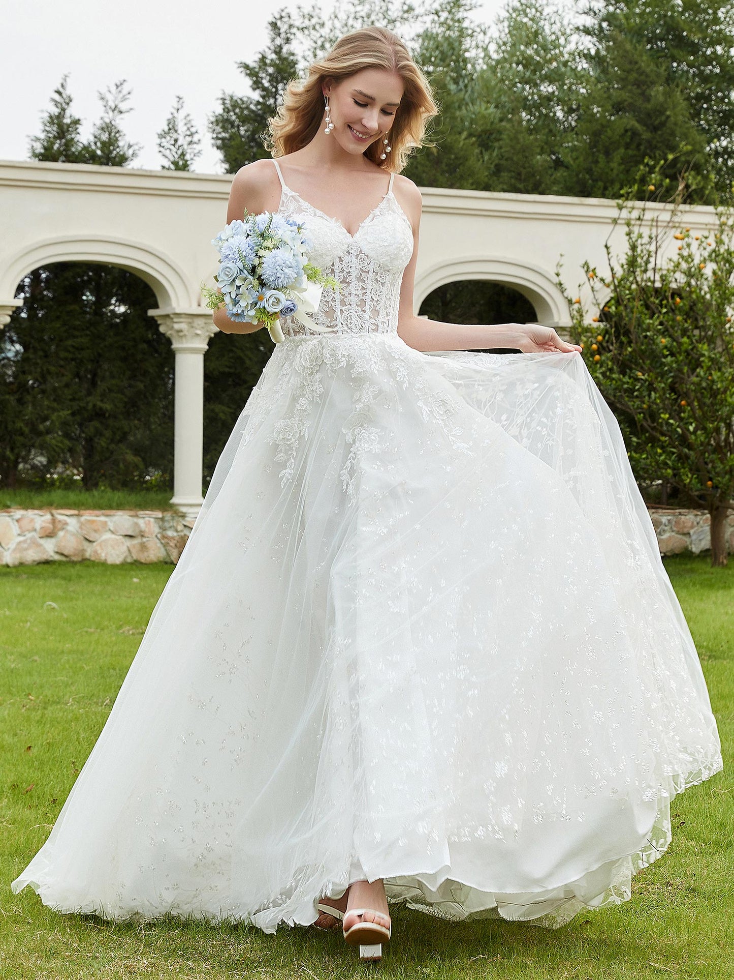 Vestido de Novia A-line con Escote en V y Cola Barrida en Color Marfil