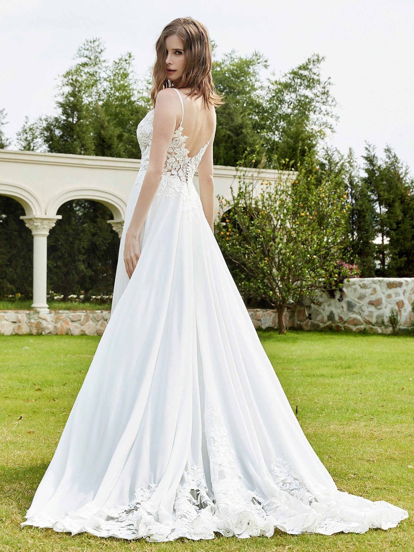 Vestido de Novia de Encaje Muselina con Escote en V y Cola de Capilla en Color Marfil