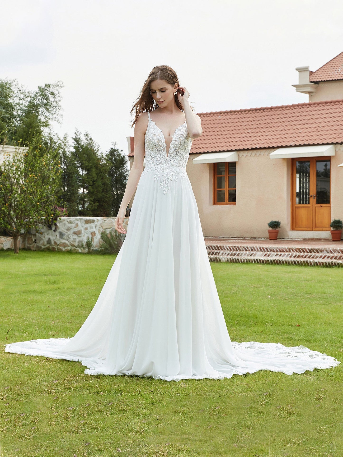 Vestido de Novia de Encaje Muselina con Escote en V y Cola de Capilla en Color Marfil