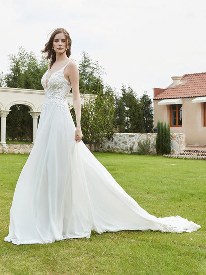 Vestido de Novia de Encaje Muselina con Escote en V y Cola de Capilla en Color Marfil