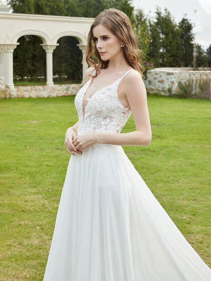 Vestido de Novia de Encaje Muselina con Escote en V y Cola de Capilla en Color Marfil