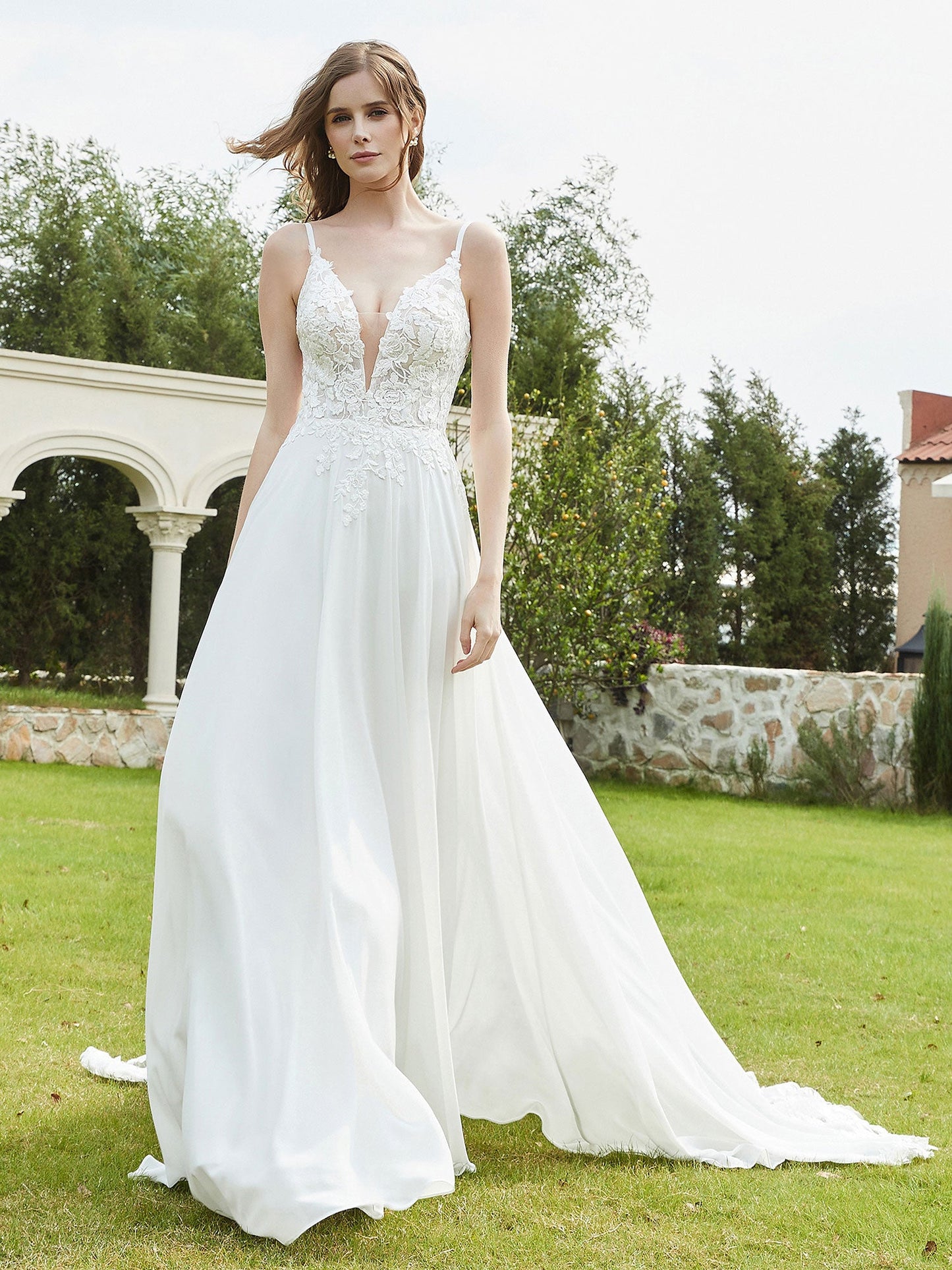Vestido de Novia de Encaje Muselina con Escote en V y Cola de Capilla en Color Marfil