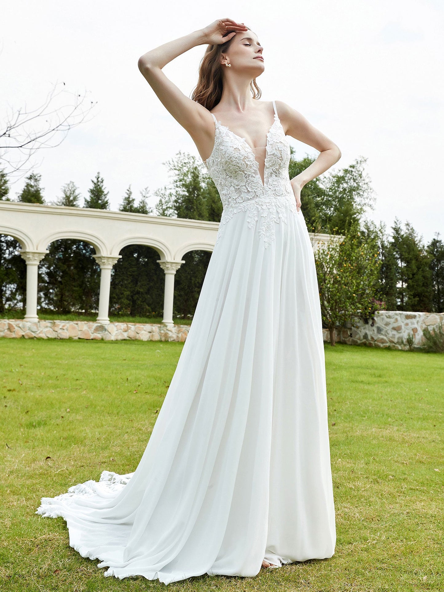 Vestido de Novia de Encaje Muselina con Escote en V y Cola de Capilla en Color Marfil