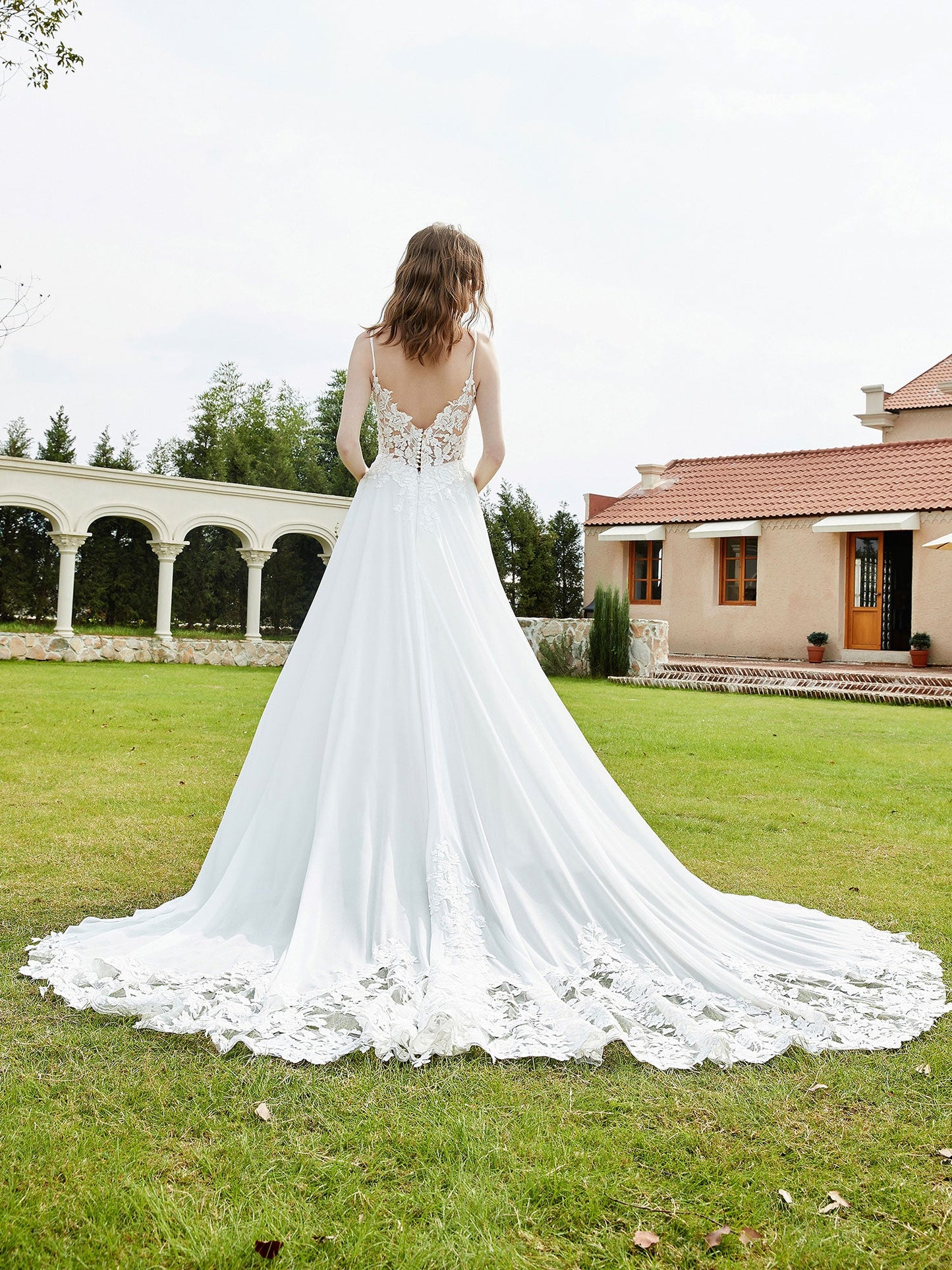 Vestido de Novia de Encaje Muselina con Escote en V y Cola de Capilla en Color Marfil